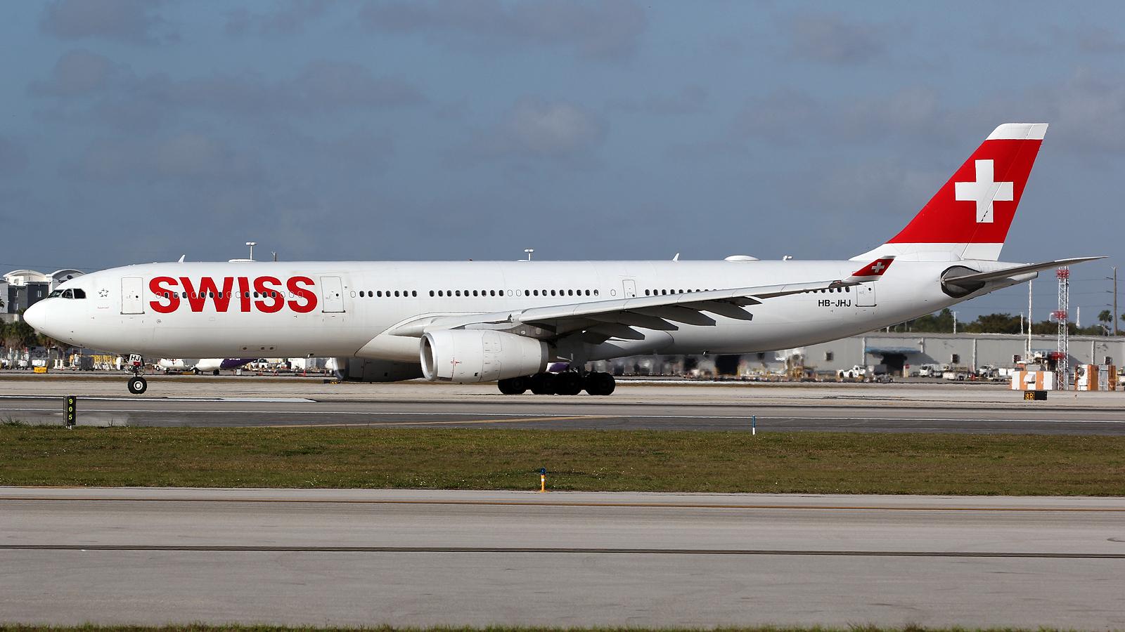 HB-JHJ @ KMIA - at mia - by Ronald