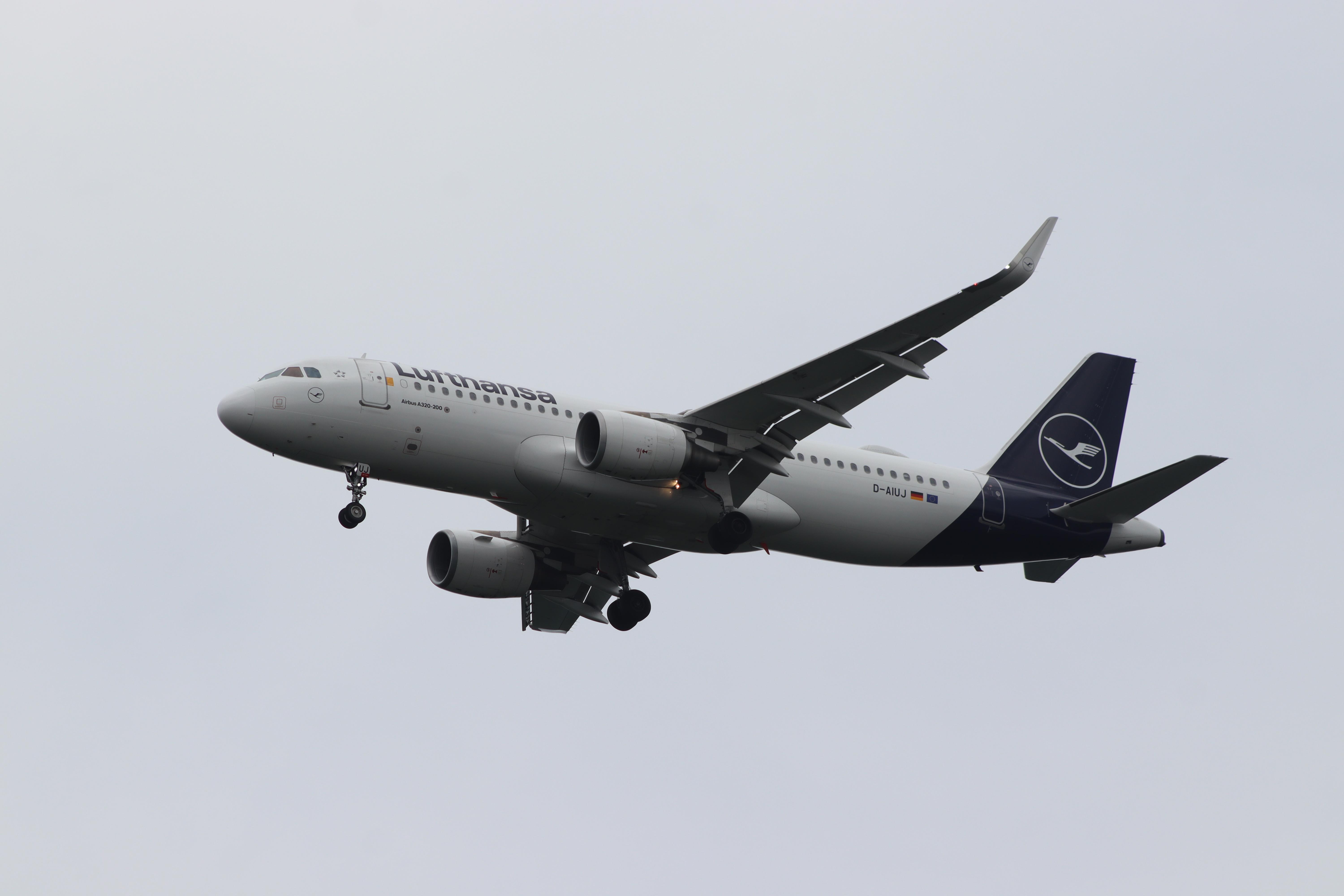 D-AIUJ @ EDDF - Airbus A320-214 - by MarkPasqualino