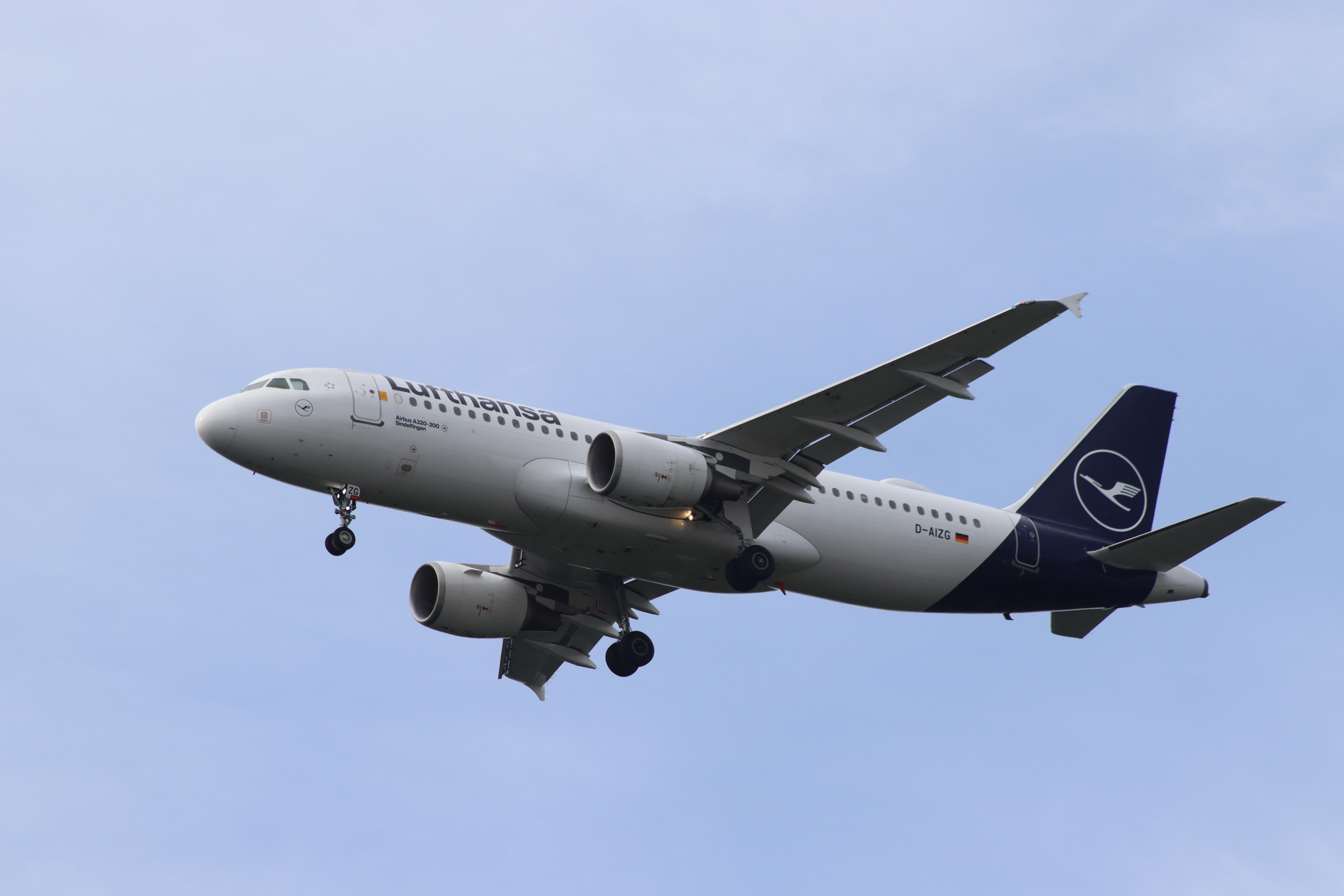 D-AIZG @ EDDF - AirbusA320-214 - by MarkPasqualino