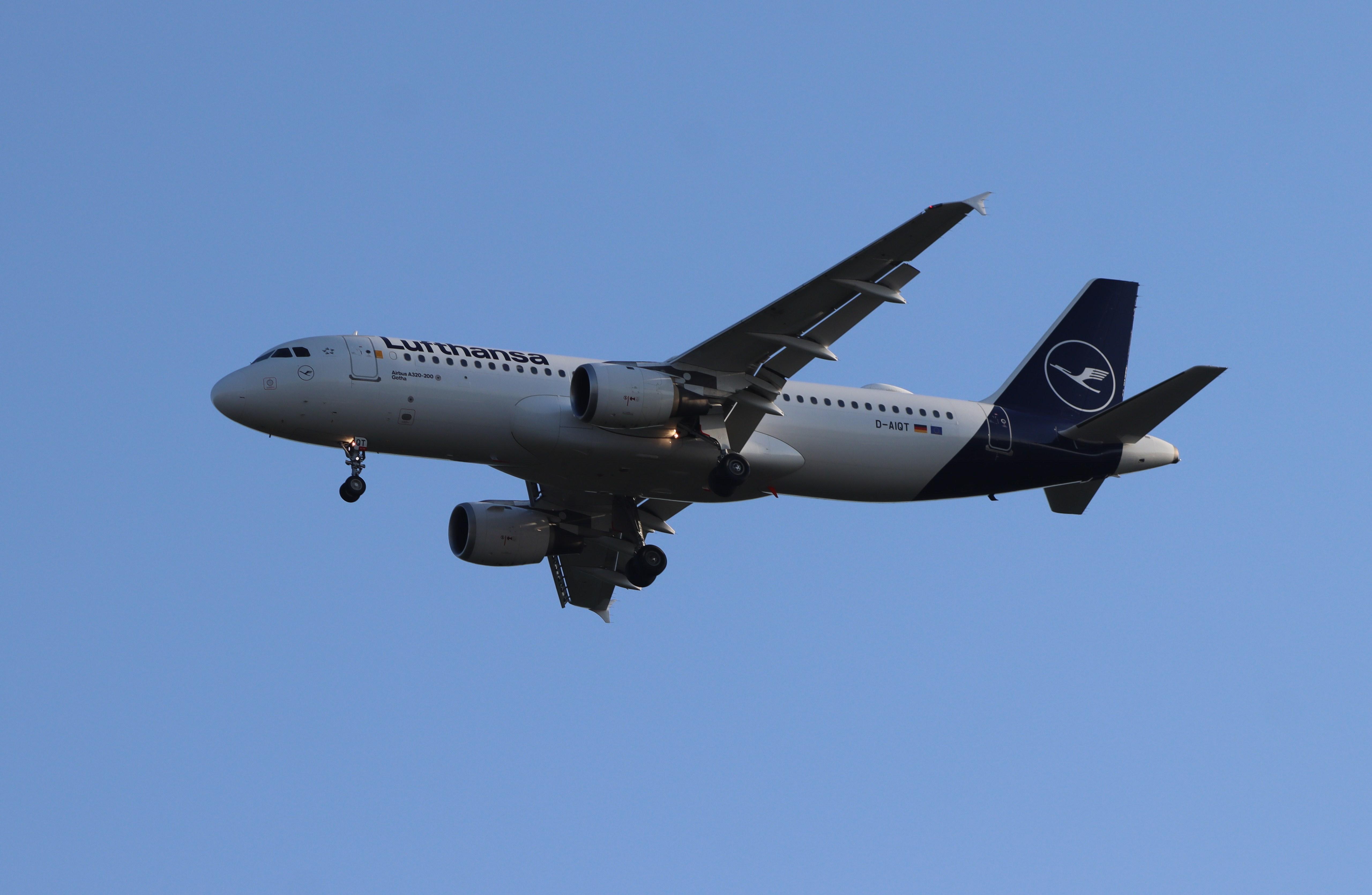 D-AIQT @ EDDF - Airbus A320-211 - by MarkPasqualino