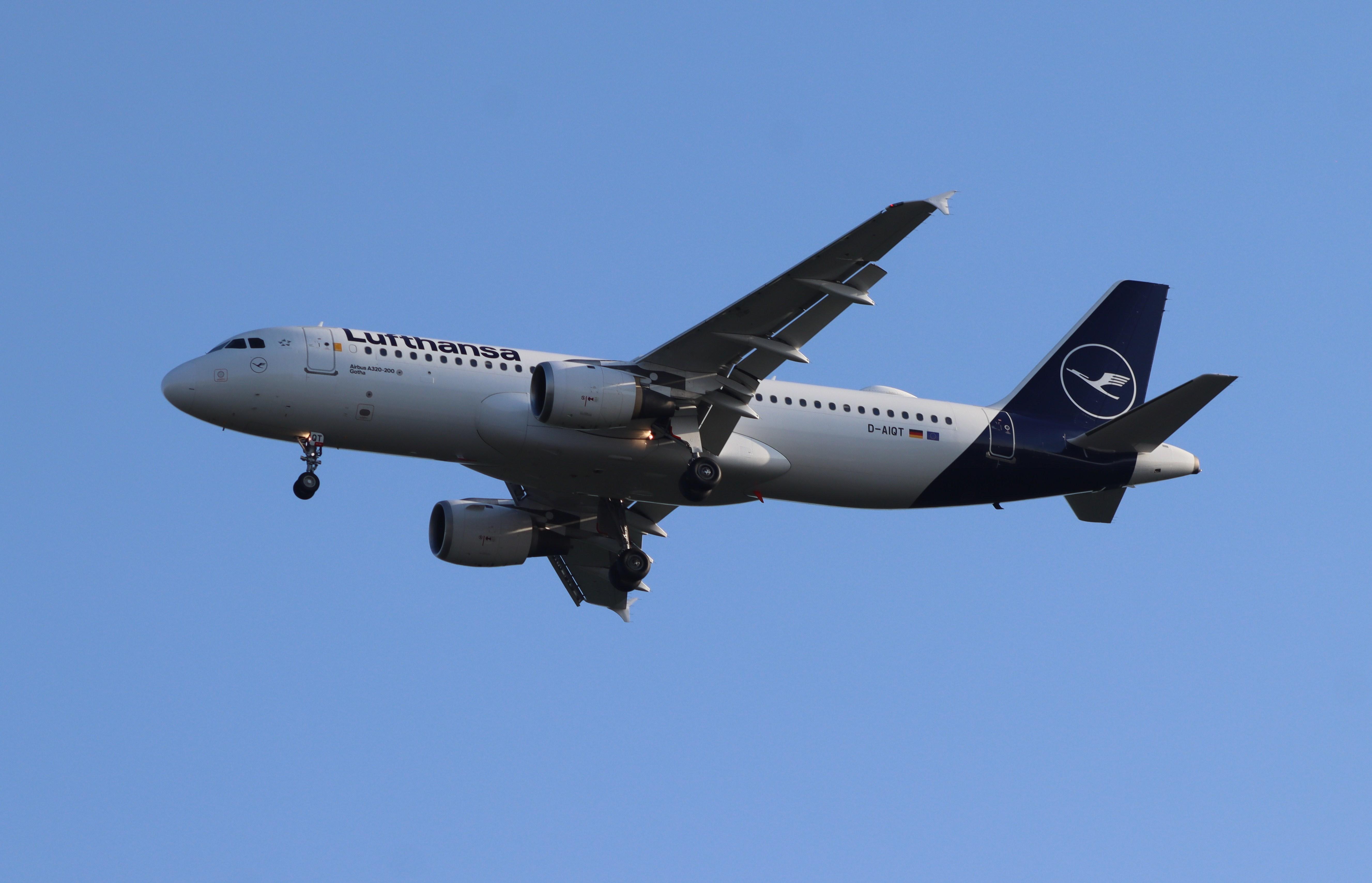 D-AIQT @ EDDF - Airbus A320-211 - by MarkPasqualino