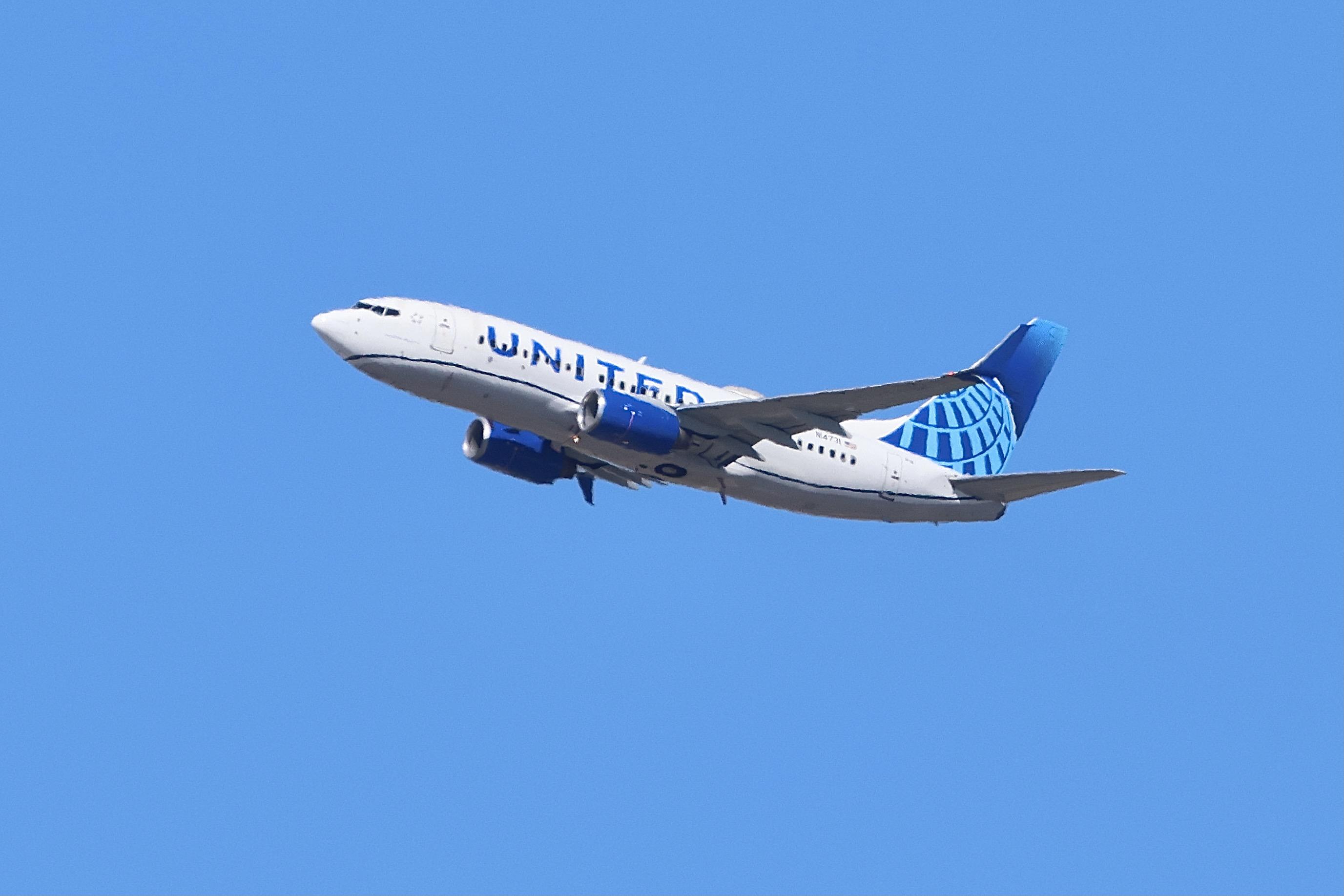 N14731 @ KORD - B737 United Airlines Boeing 737-724 N14731 departing 27L KORD - by MarkKalfas