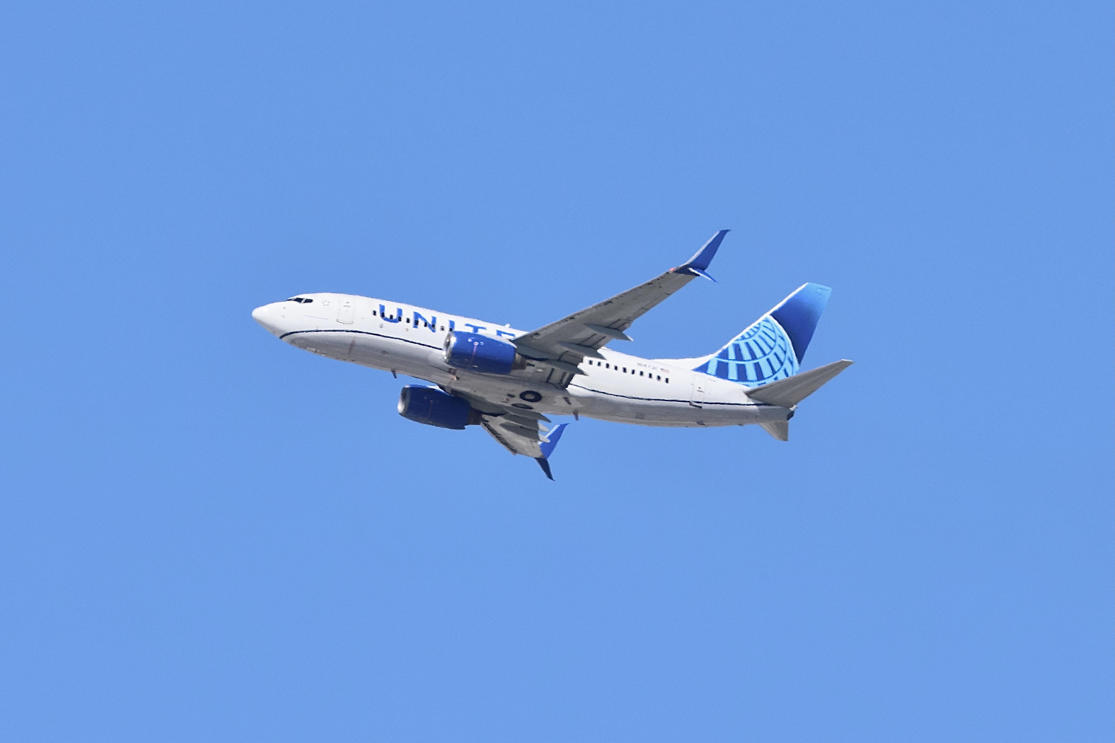 N14731 @ KORD - B737 United Airlines Boeing 737-724 N14731 departing 27L KORD - by MarkKalfas