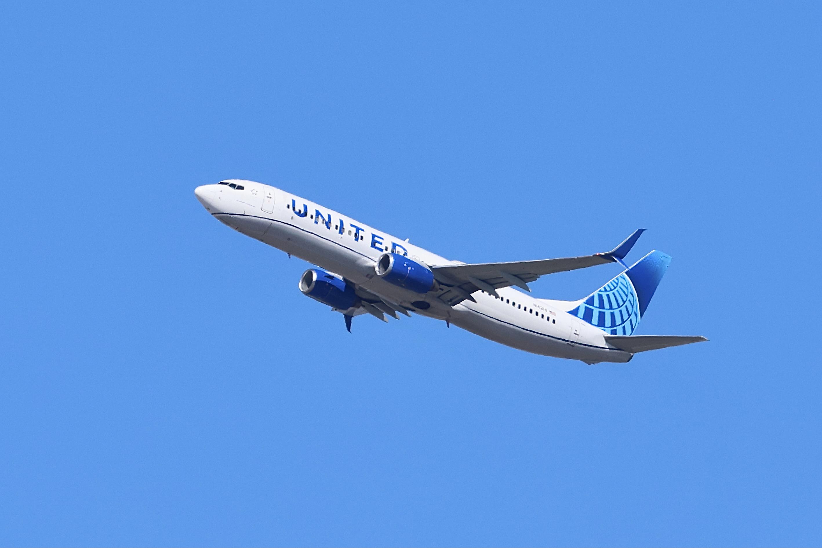 N14214 @ KORD - B738 United Airlines Boeing 737-824 N14214 departing 27L KORD - by MarkKalfas