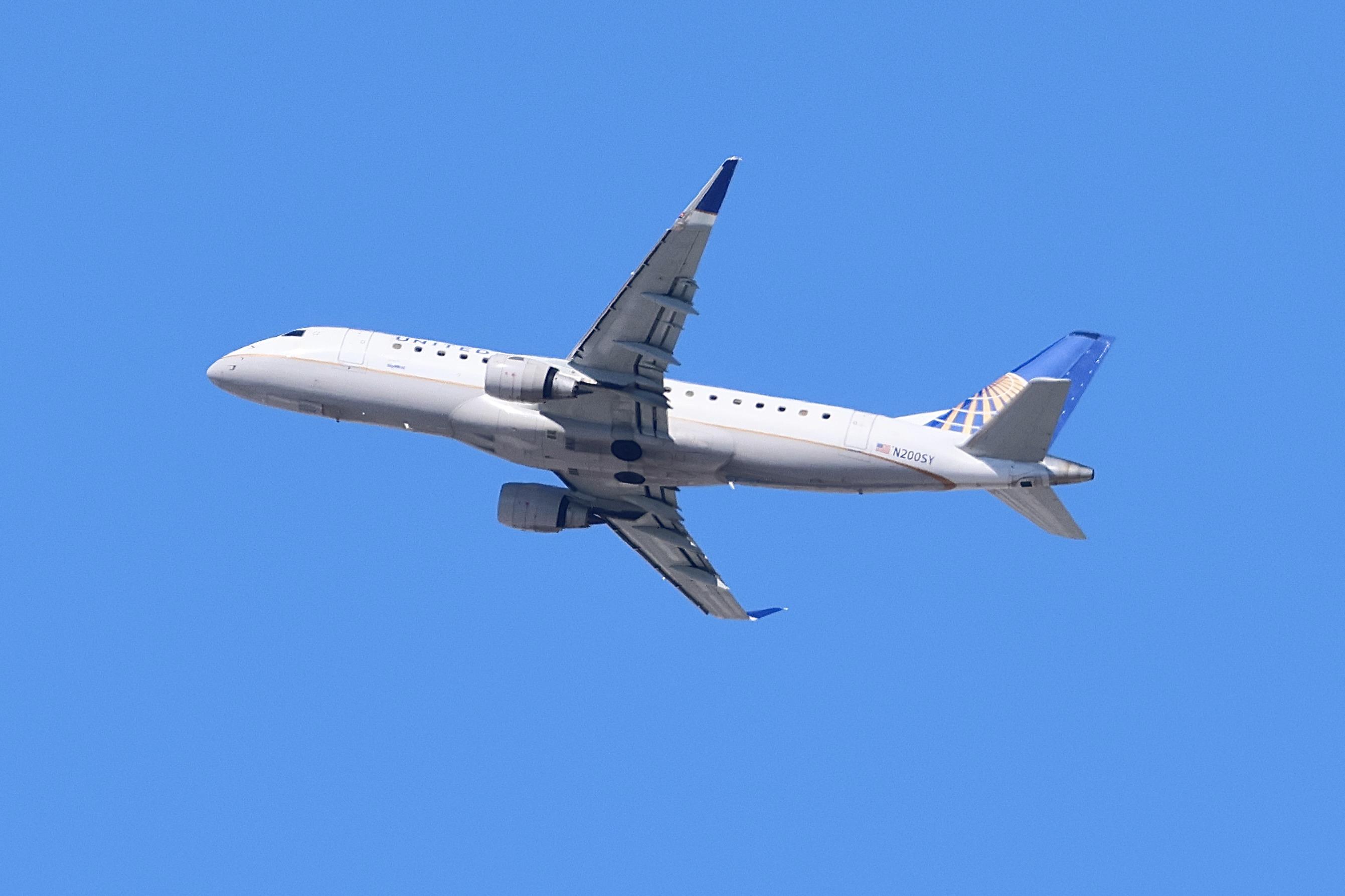 N200SY @ KORD - E75L SkyWest / United Express Embraer 175LR N200SY departing 27L KORD - by MarkKalfas