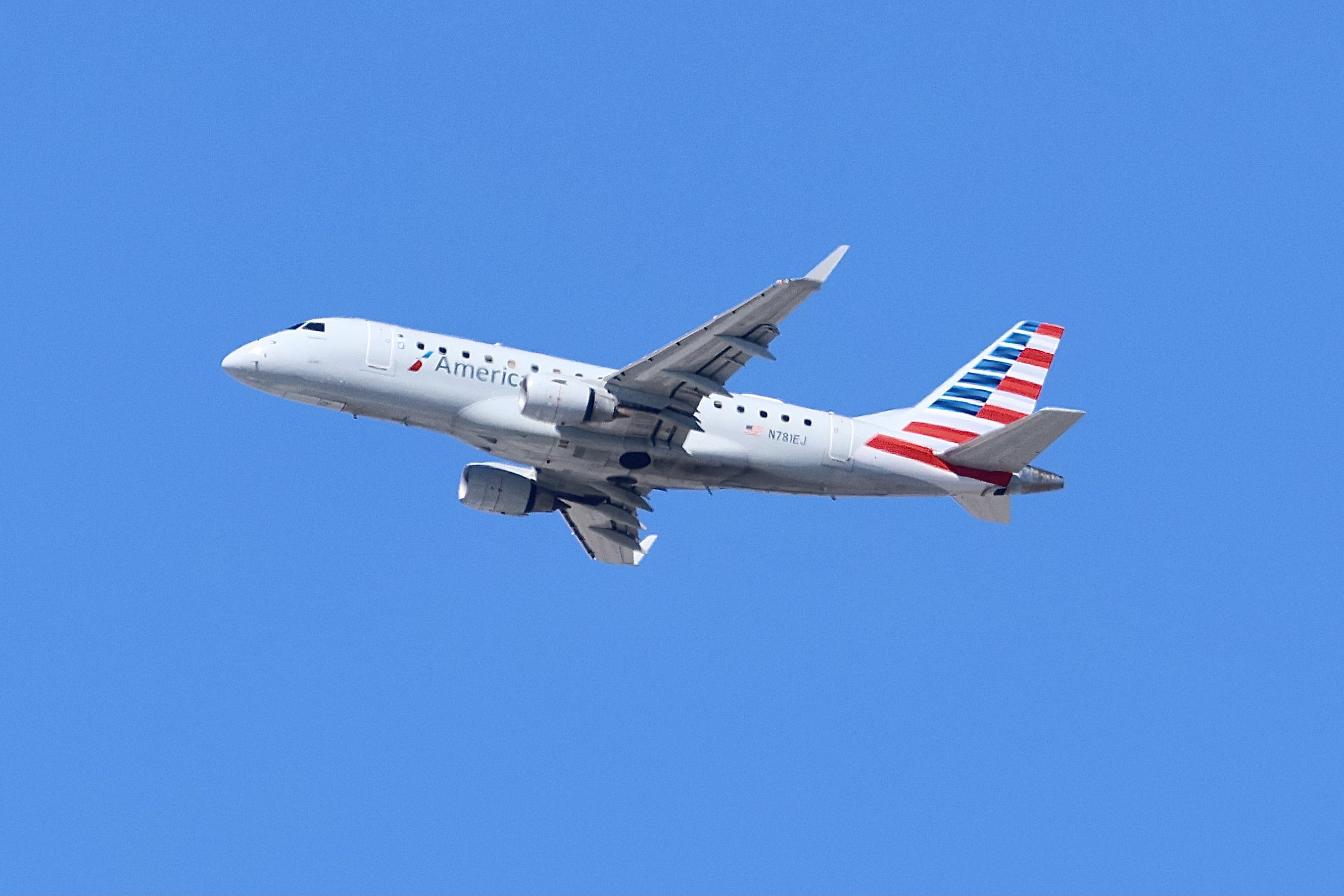 N781EJ @ KORD - E170 Envoy / American Eagle Embraer ERJ-170 N781EJ departing 27L KORD - by MarkKalfas