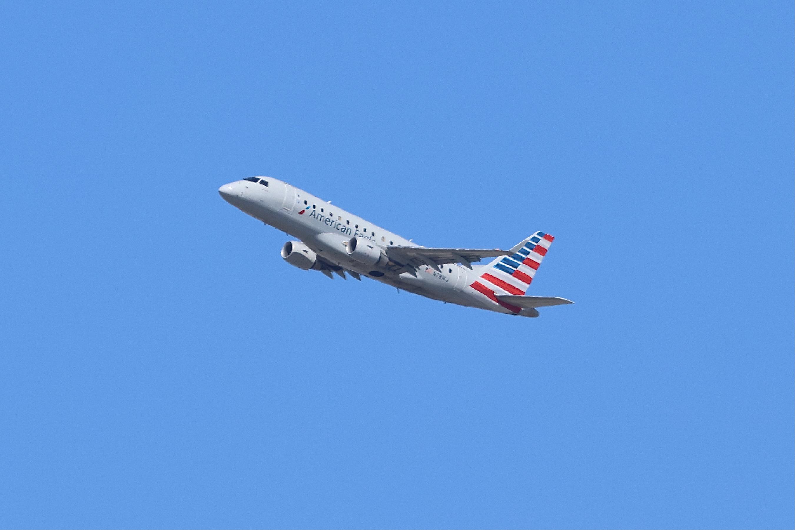 N781EJ @ KORD - E170 Envoy / American Eagle Embraer ERJ-170 N781EJ departing 27L KORD - by MarkKalfas
