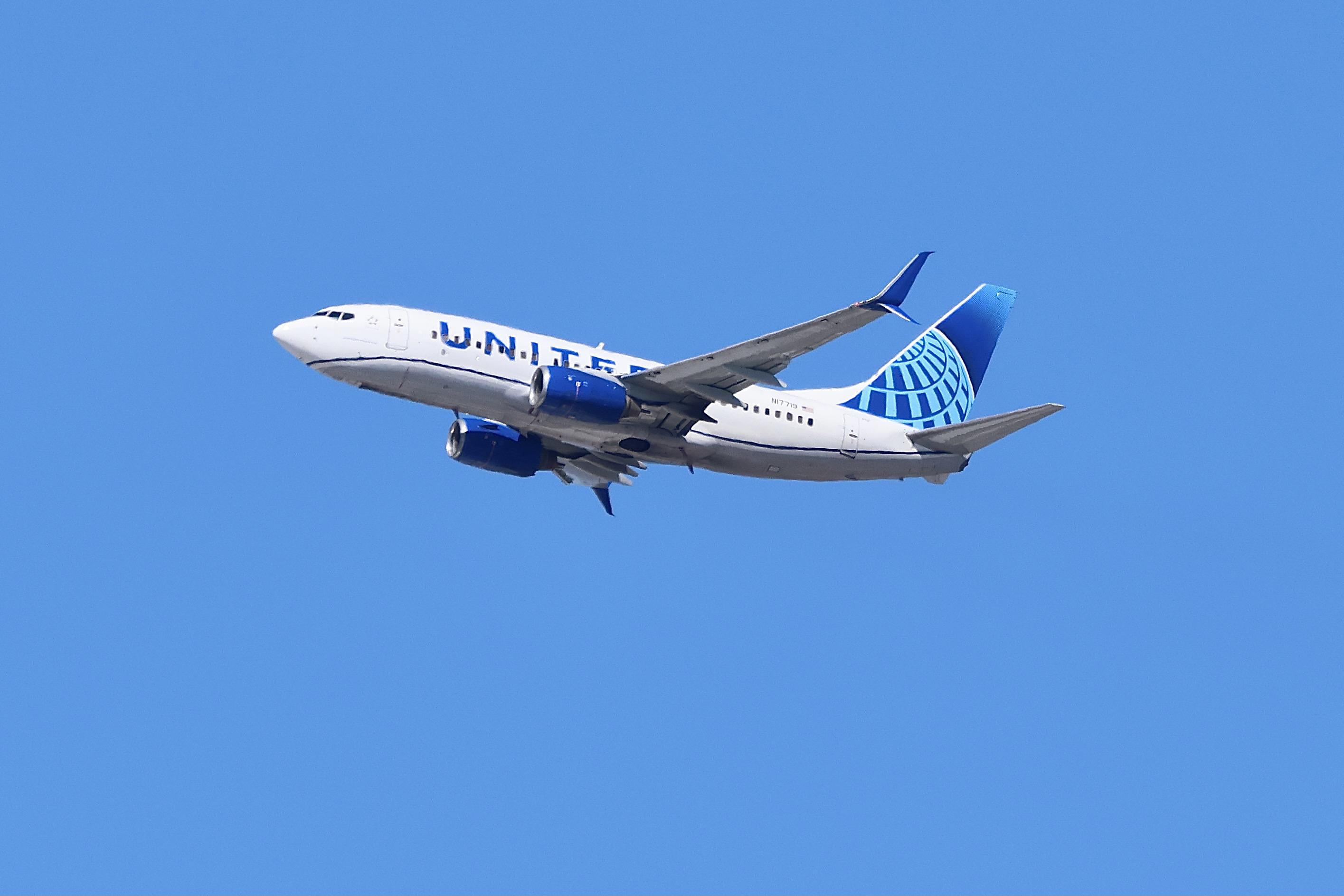 N17719 @ KORD - B737 United Boeing 737-724, N17719 departing 27L KORD - by MarkKalfas