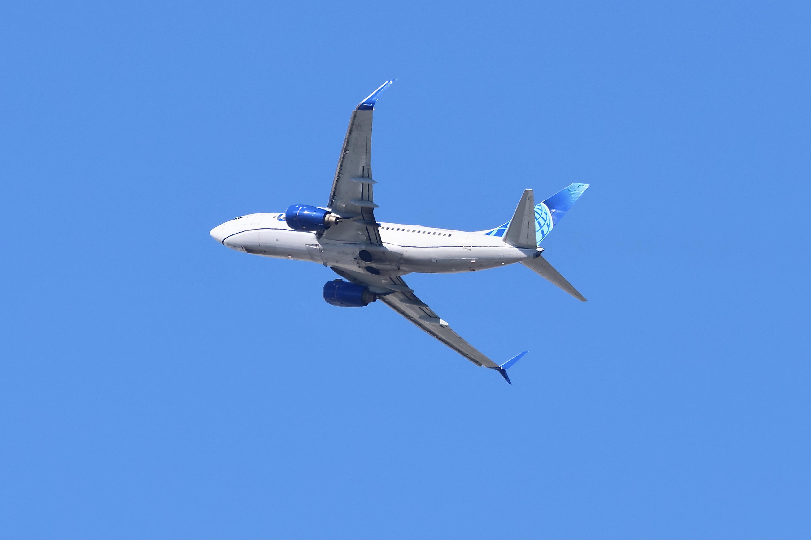 N17719 @ KORD - B737 United Boeing 737-724, N17719 departing 27L KORD - by MarkKalfas