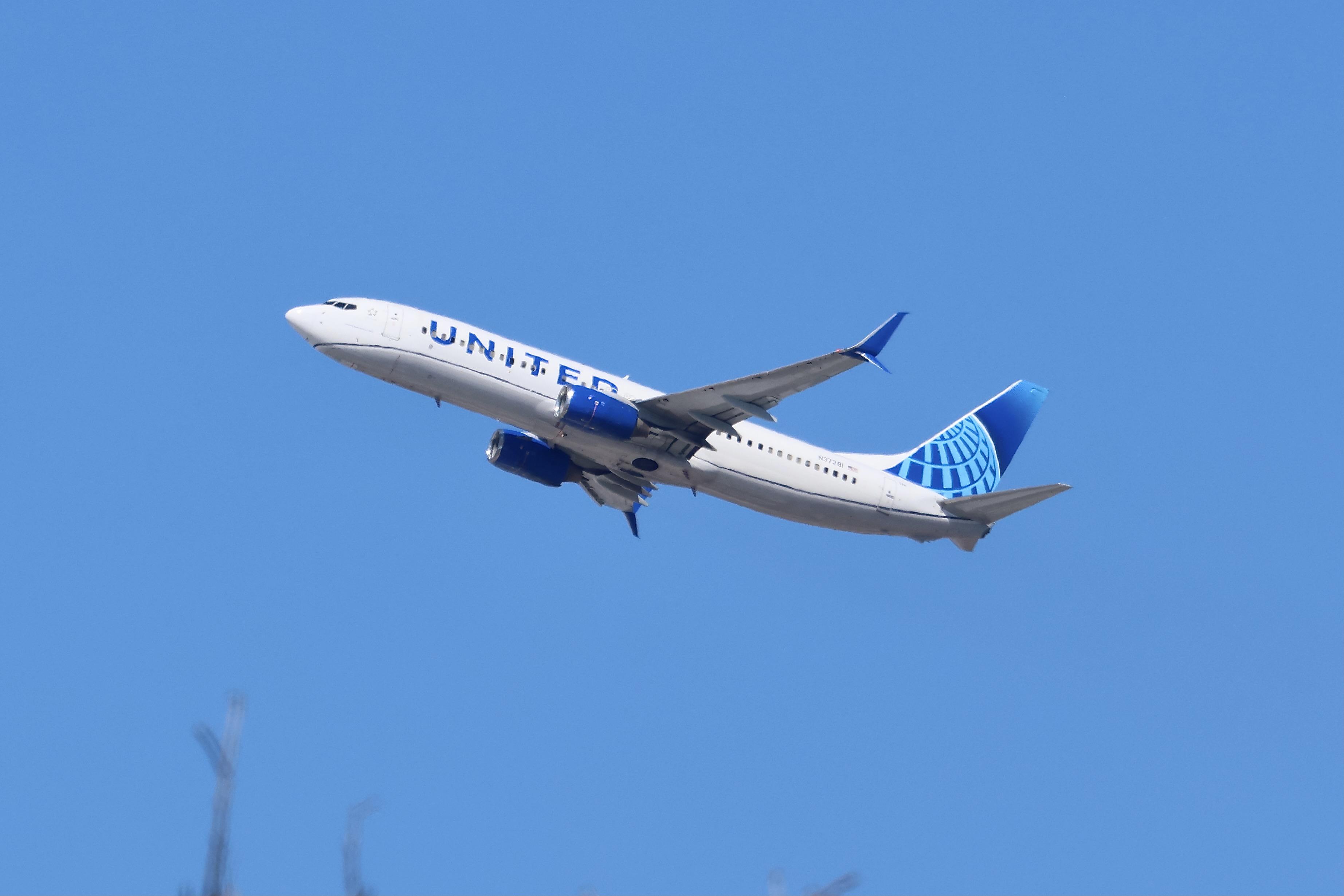 N37281 @ KORD - B738 United Boeing 737-824 N37281 departing 27L KORD - by MarkKalfas