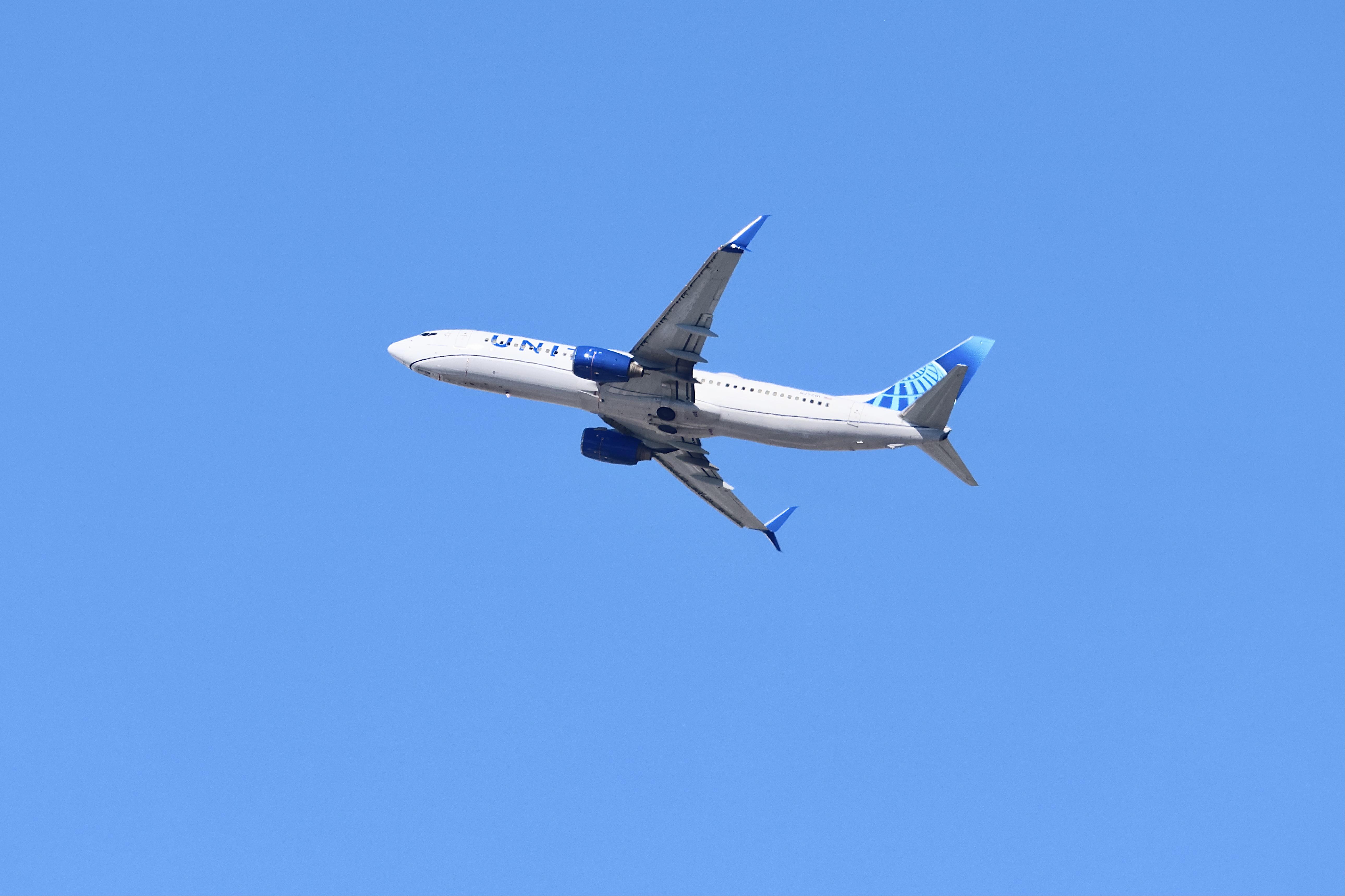 N37281 @ KORD - B738 United Boeing 737-824 N37281 departing 27L KORD - by MarkKalfas