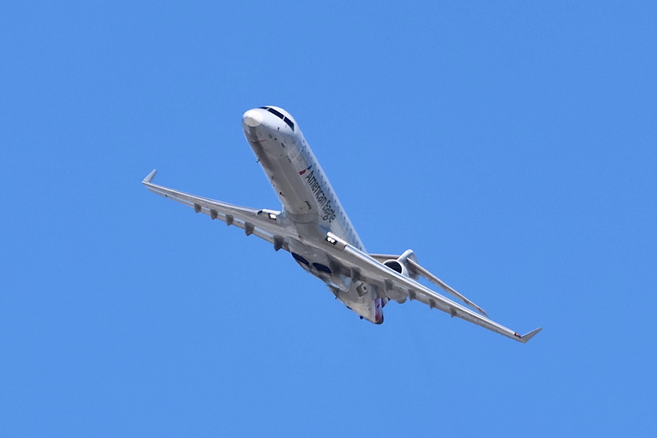 N770SK @ KORD - CRJ7 SkyWest /American Eagle CRJ-700 N770SK departing 27L KORD - by MarkKalfas