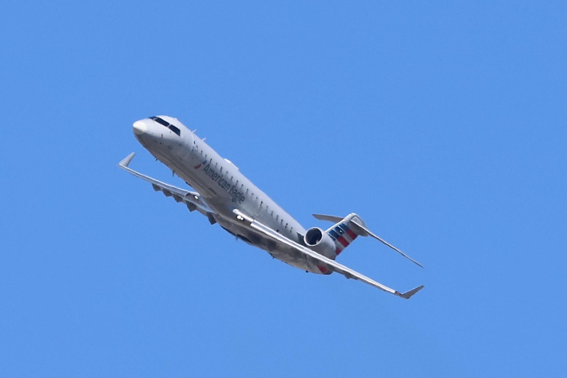 N770SK @ KORD - CRJ7 SkyWest /American Eagle CRJ-700 N770SK departing 27L KORD - by MarkKalfas