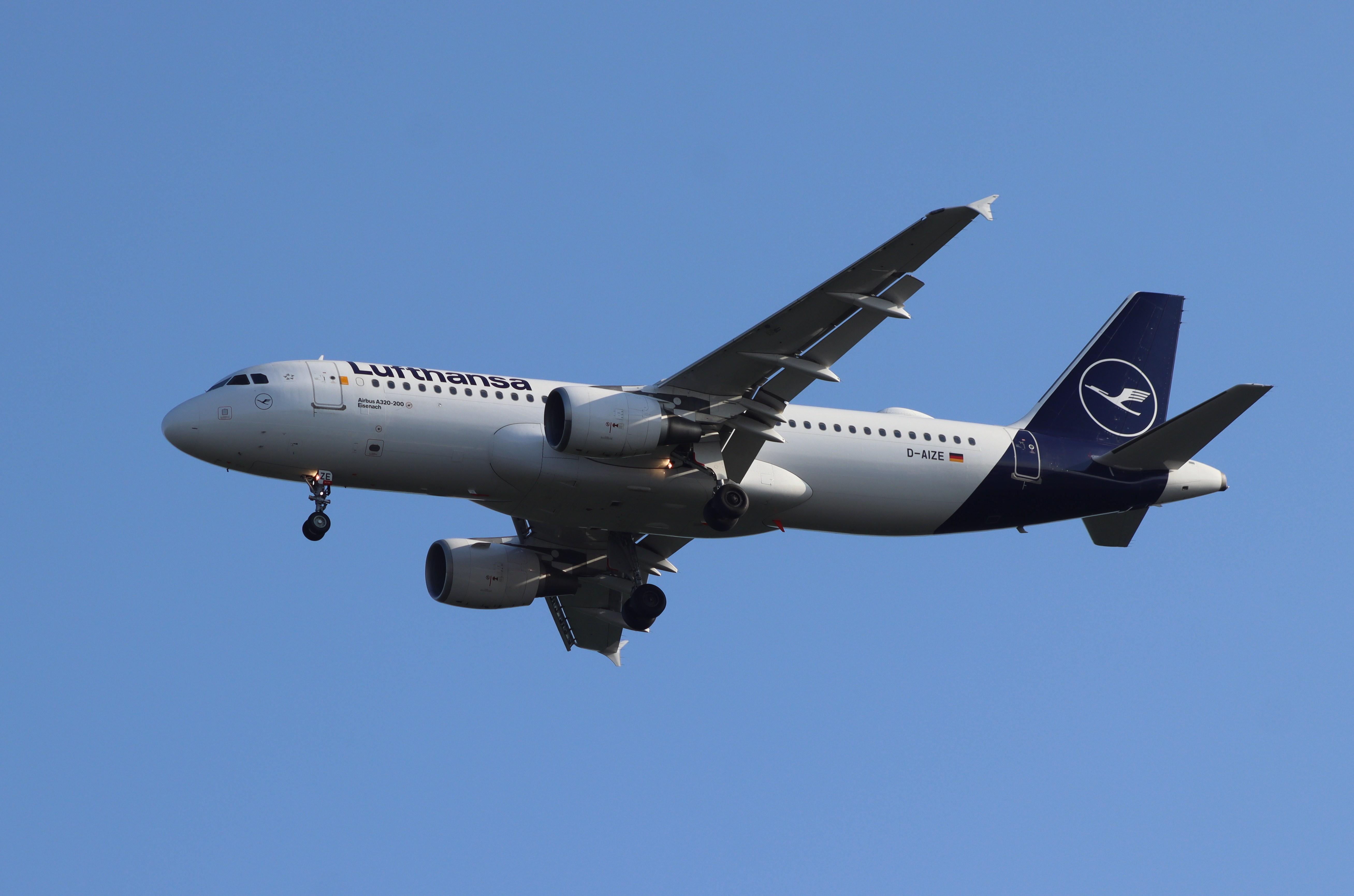 D-AIZE @ EDDF - Airbus A320-214 - by MarkPasqualino