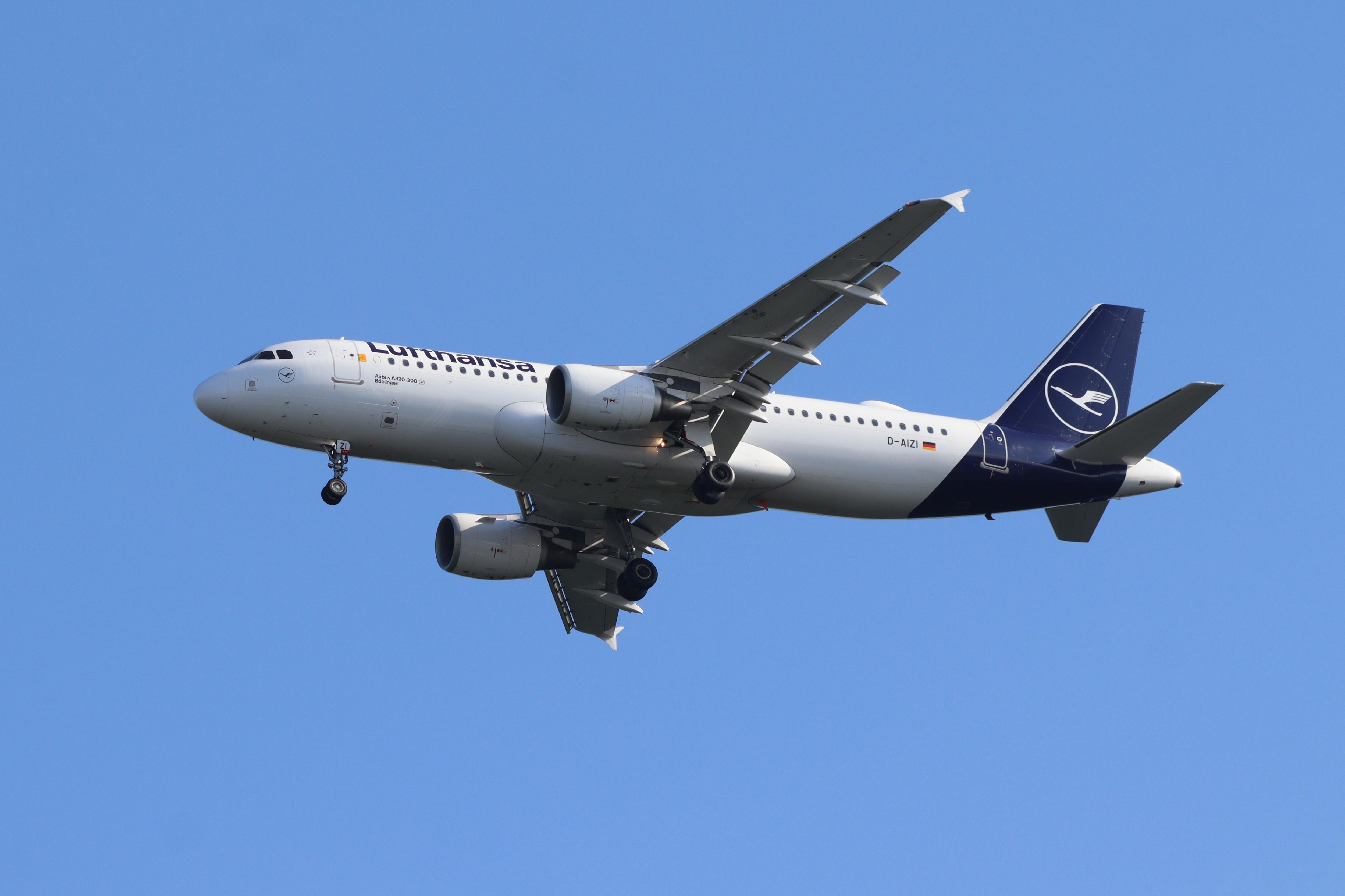 D-AIZI @ EDDF - Airbus A320-214 - by MarkPasqualino