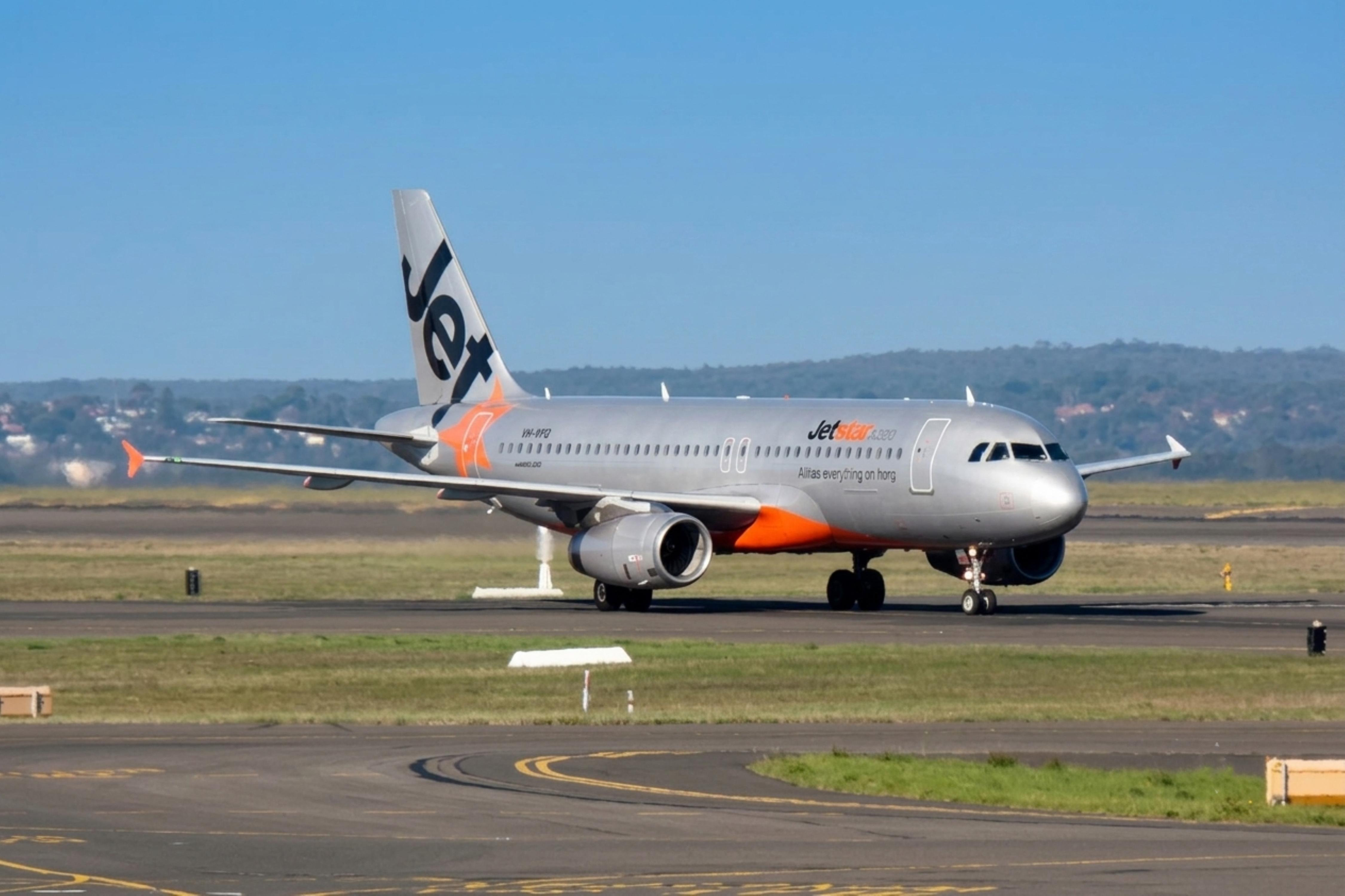 VH-VFQ @ YSSY - VH-VFQ 2013 A320-200 Jetstar SYD
 - by PhilR