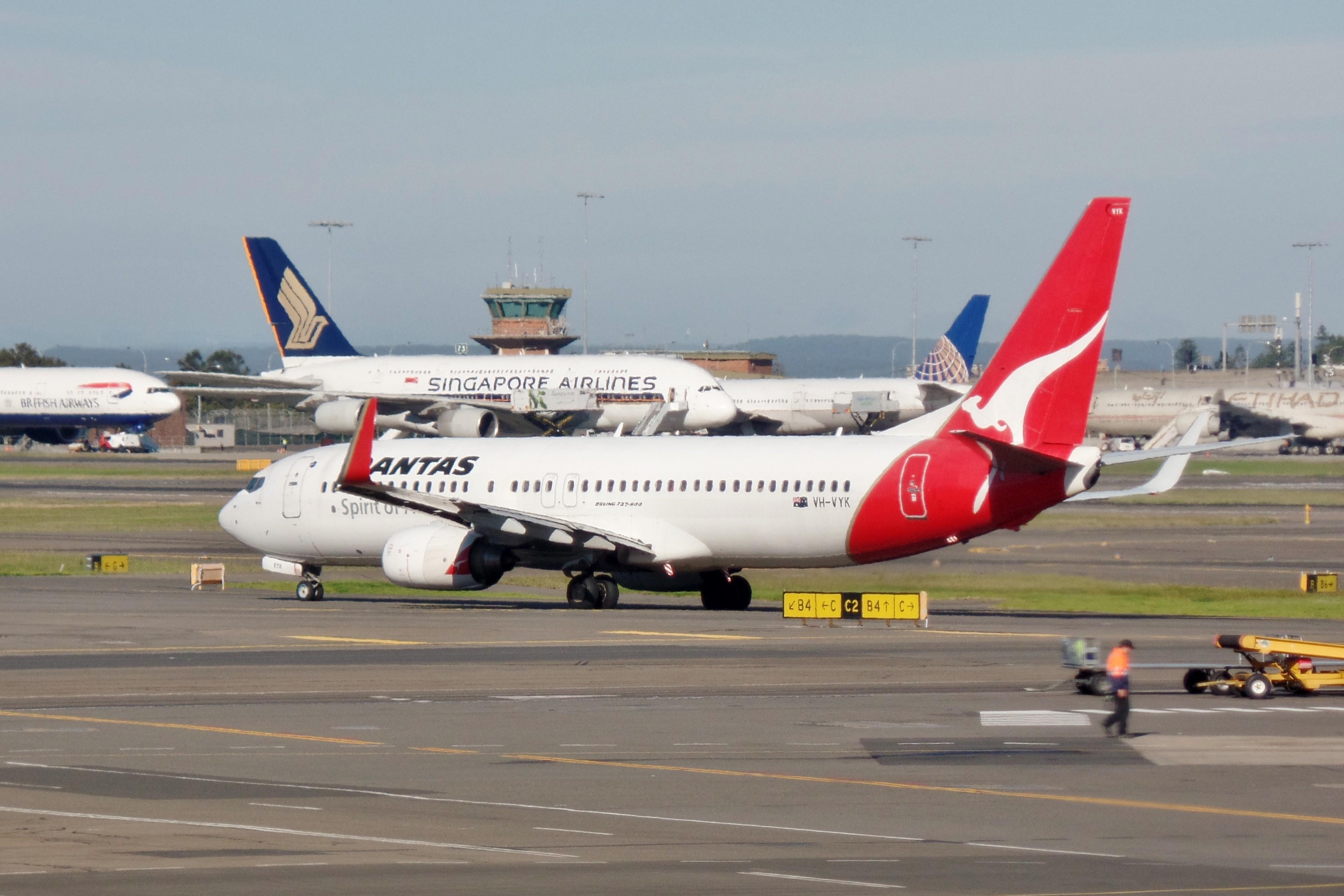VH-VYK @ YSSY - VH-VYK 2005 B737-800 QANTAS SYD 
 - by PhilR