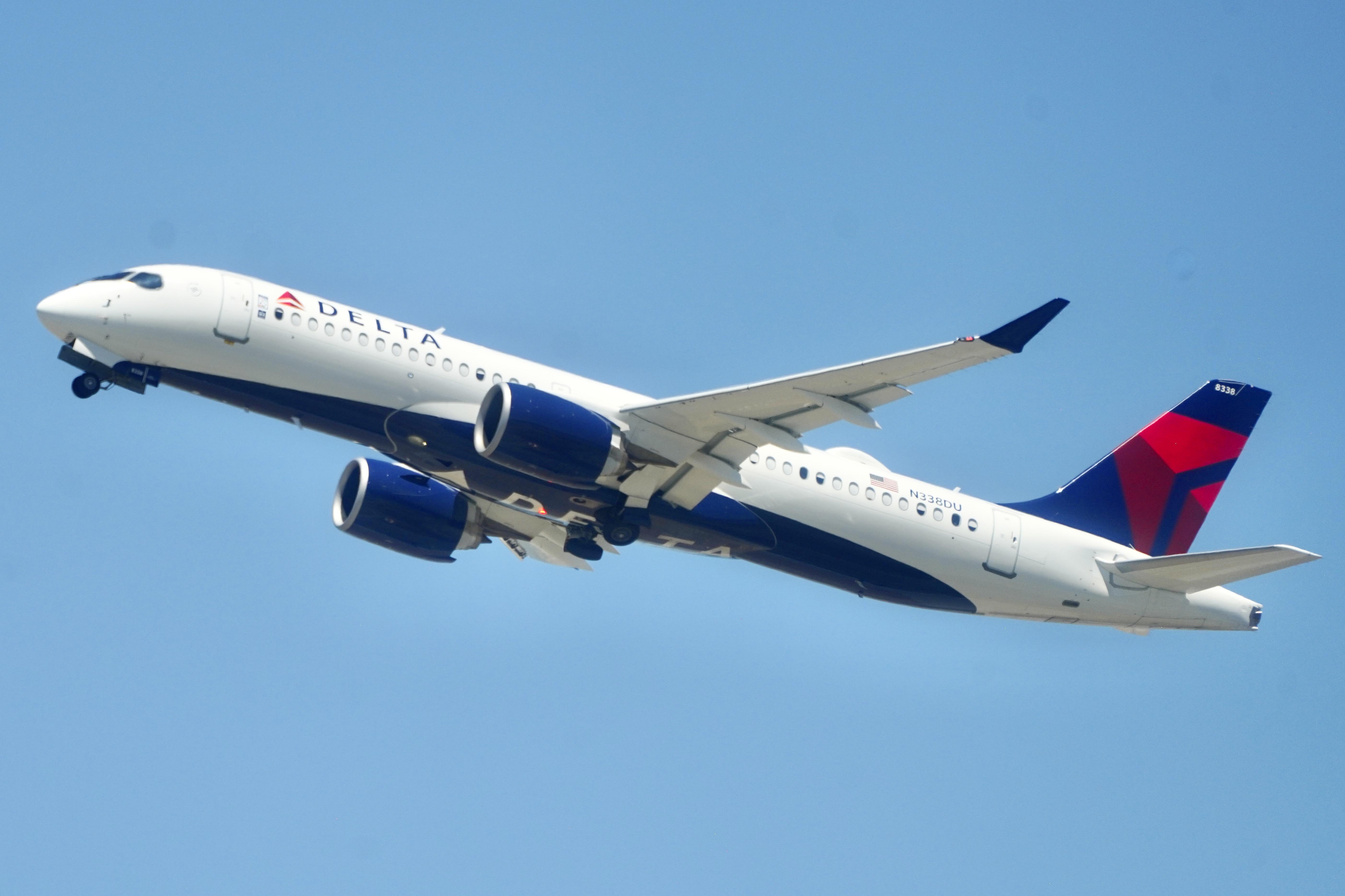 N338DU @ KSFO - Sky Terrace SFO 2026.  - by ClaytonEddy
