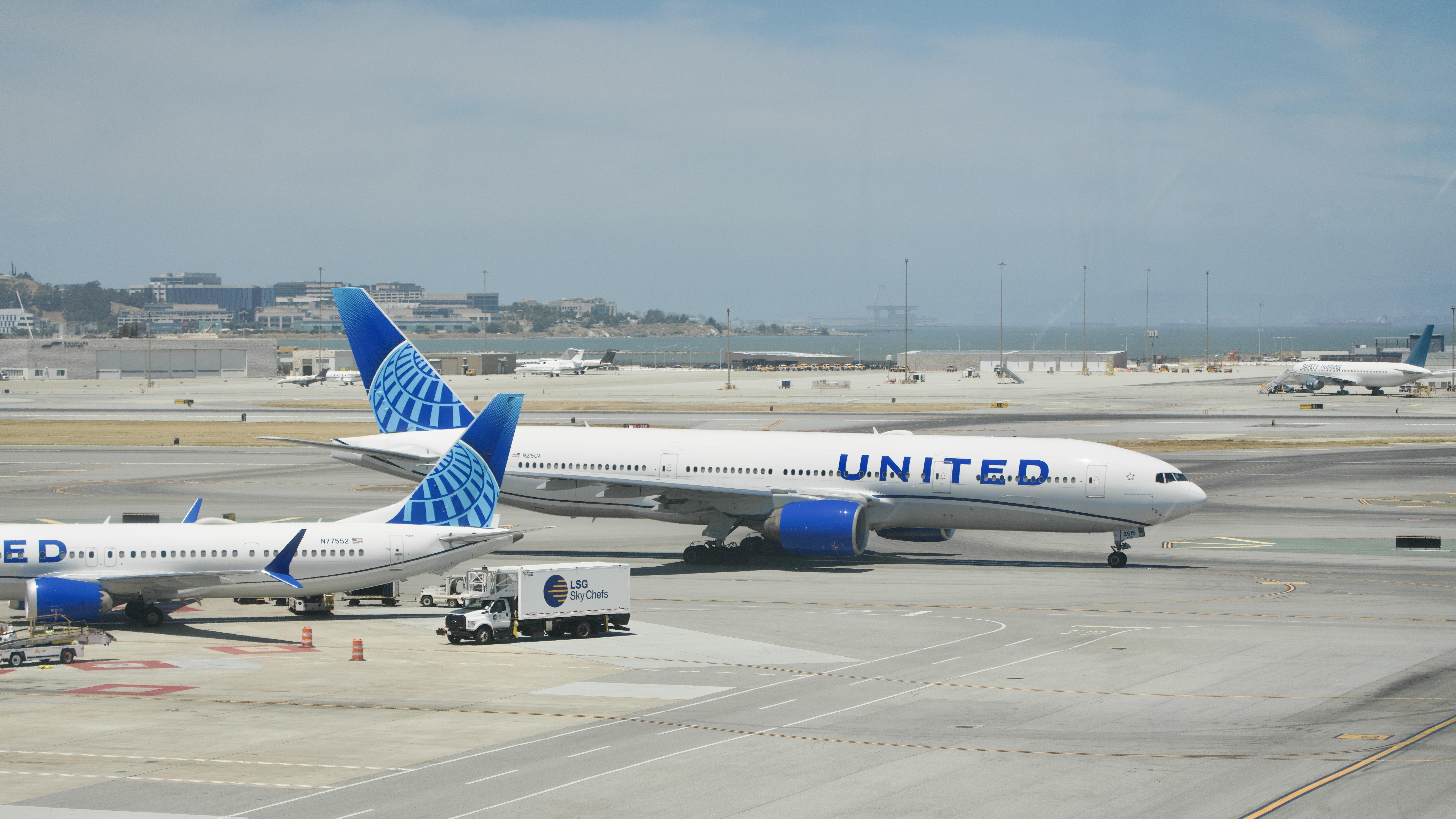 N215UA @ KSFO - Sky Terrace SFO 2026 - by ClaytonEddy