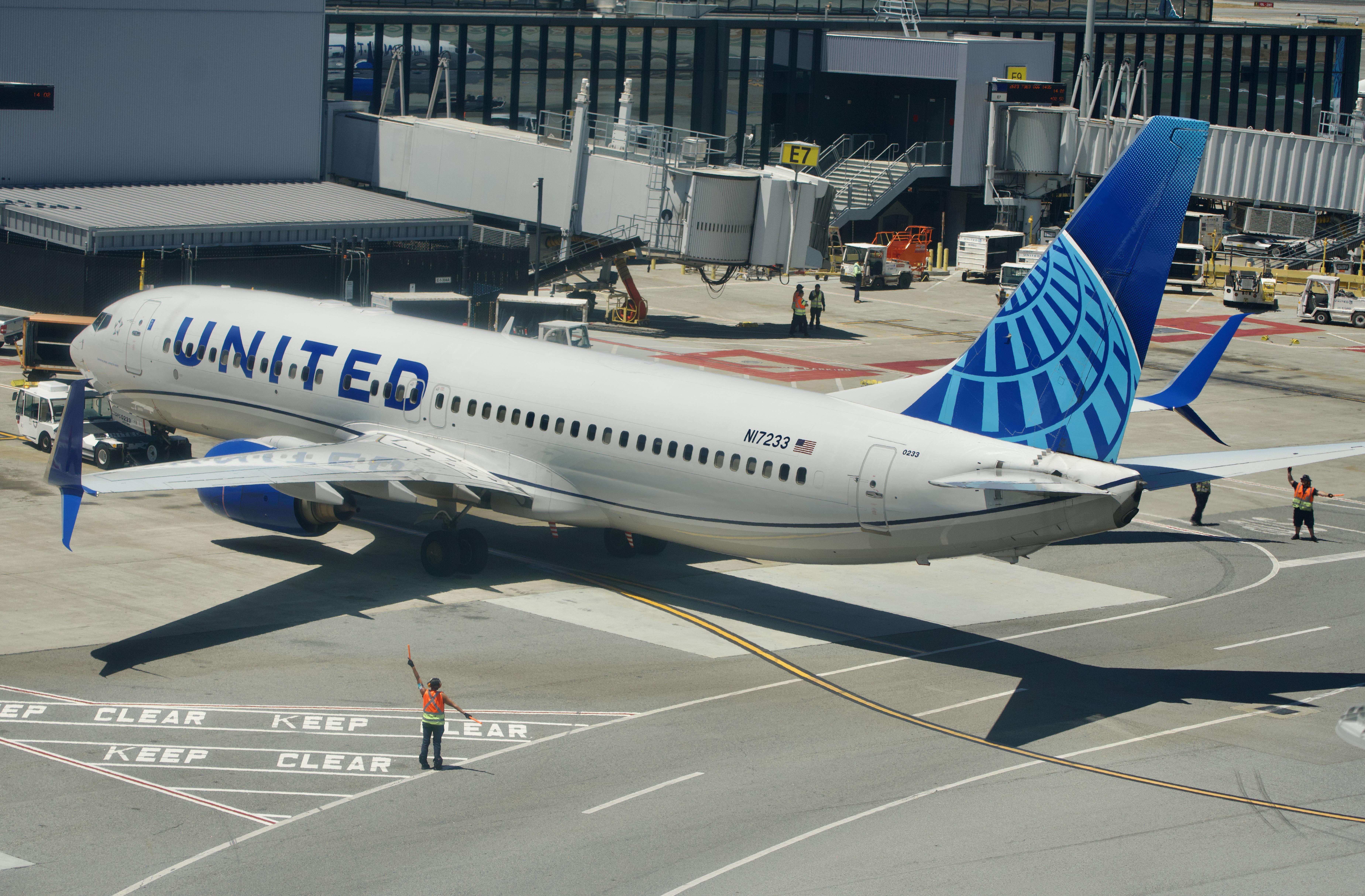 N17233 @ KSFO - Sky Terrace SFO 2026 - by ClaytonEddy