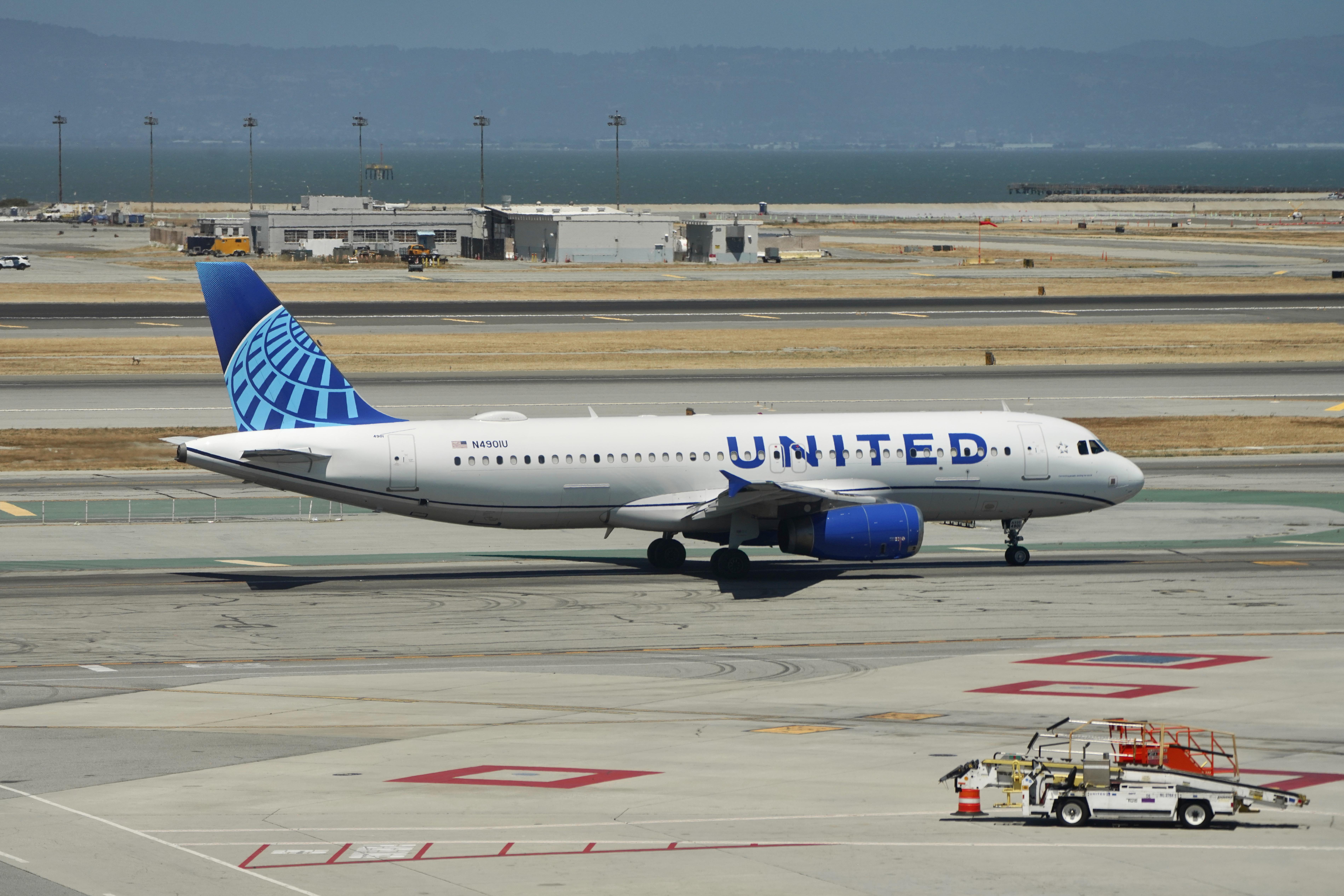 N4901U @ KSFO - Sky Terrace SFO 2026 - by ClaytonEddy