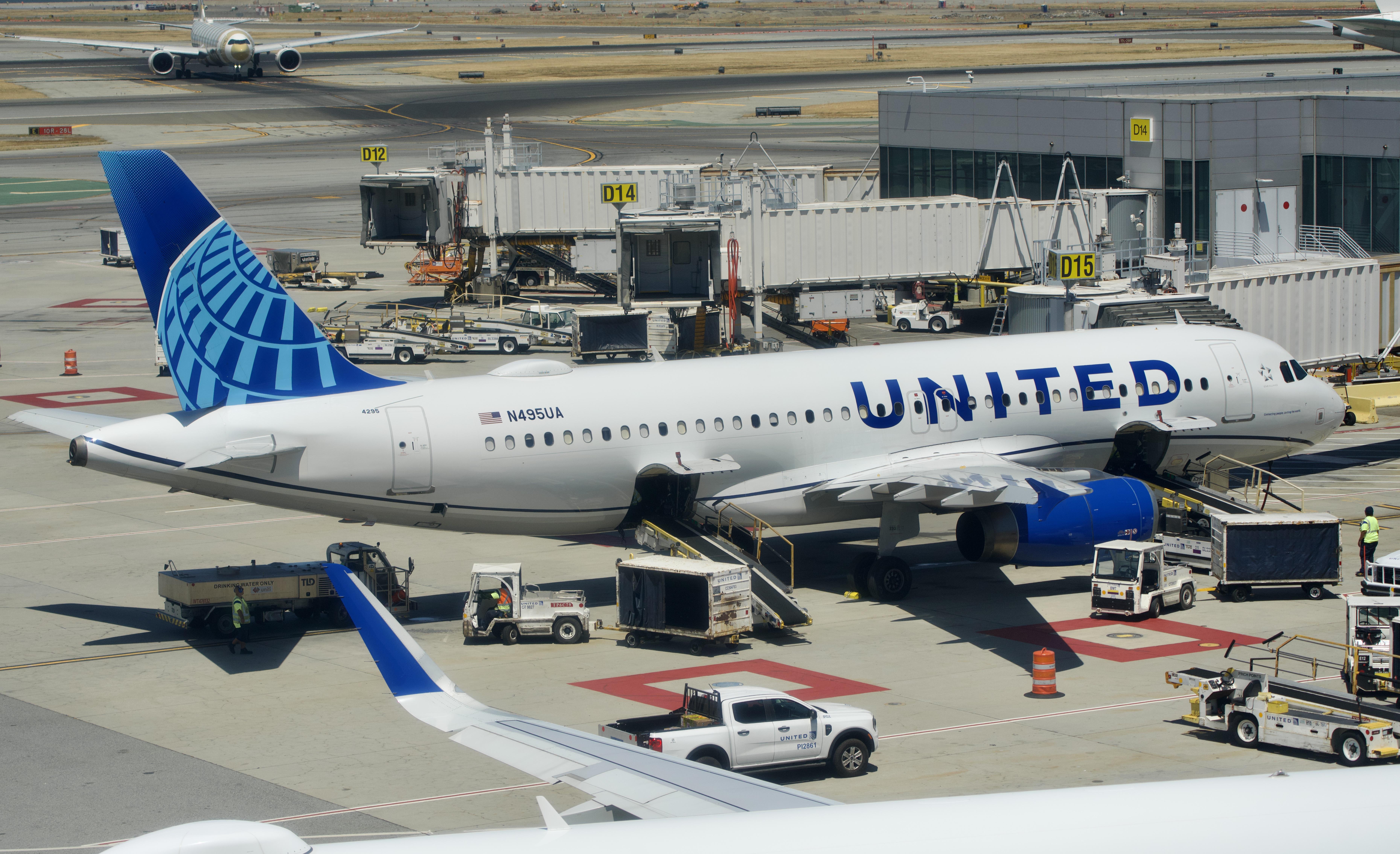 N495UA @ KSFO - Sky Terrace SFO 2026 - by ClaytonEddy