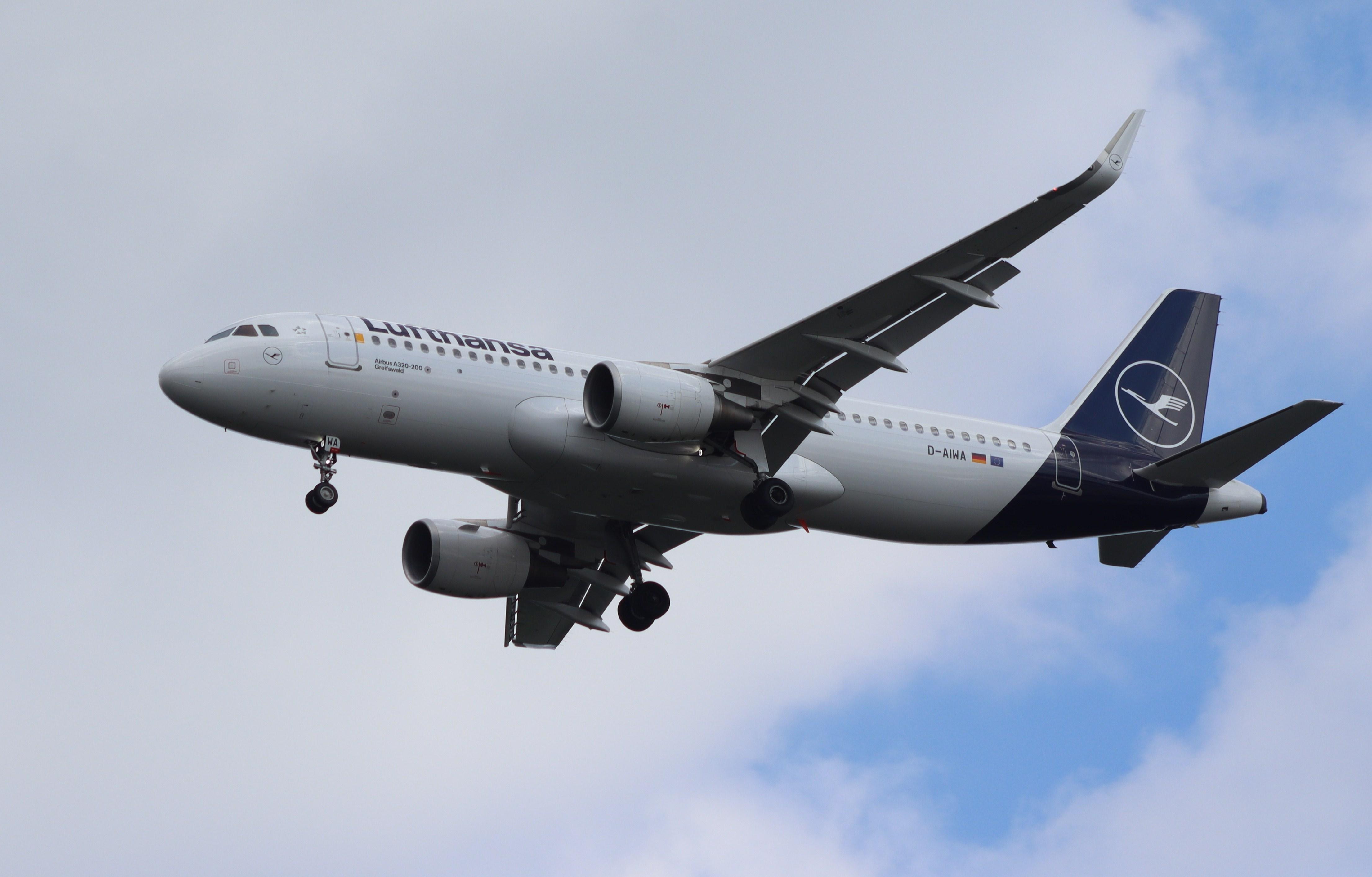 D-AIWA photo, click to enlarge