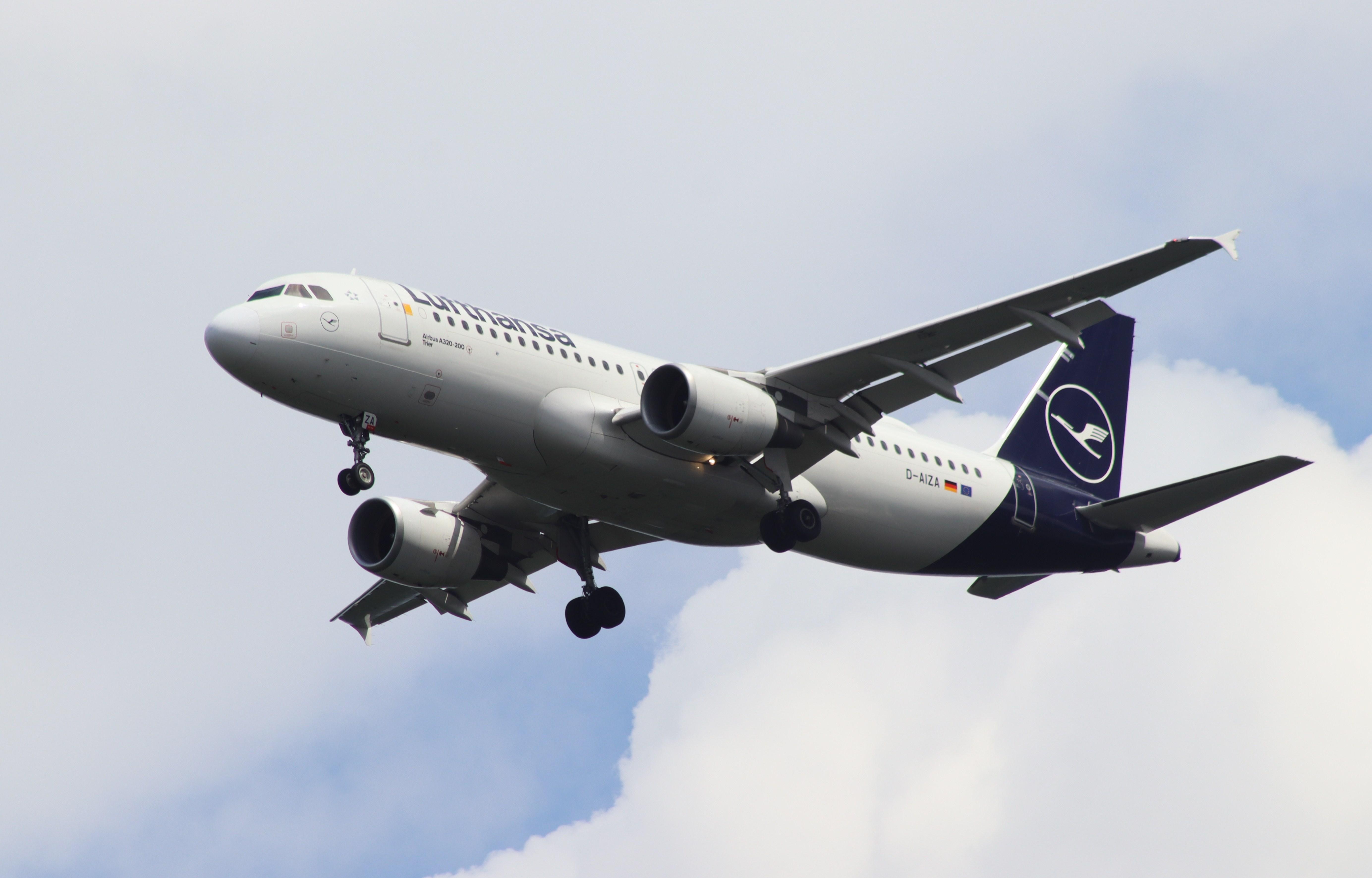 D-AIZA @ EDDF - Airbus A320-214 - by MarkPasqualino