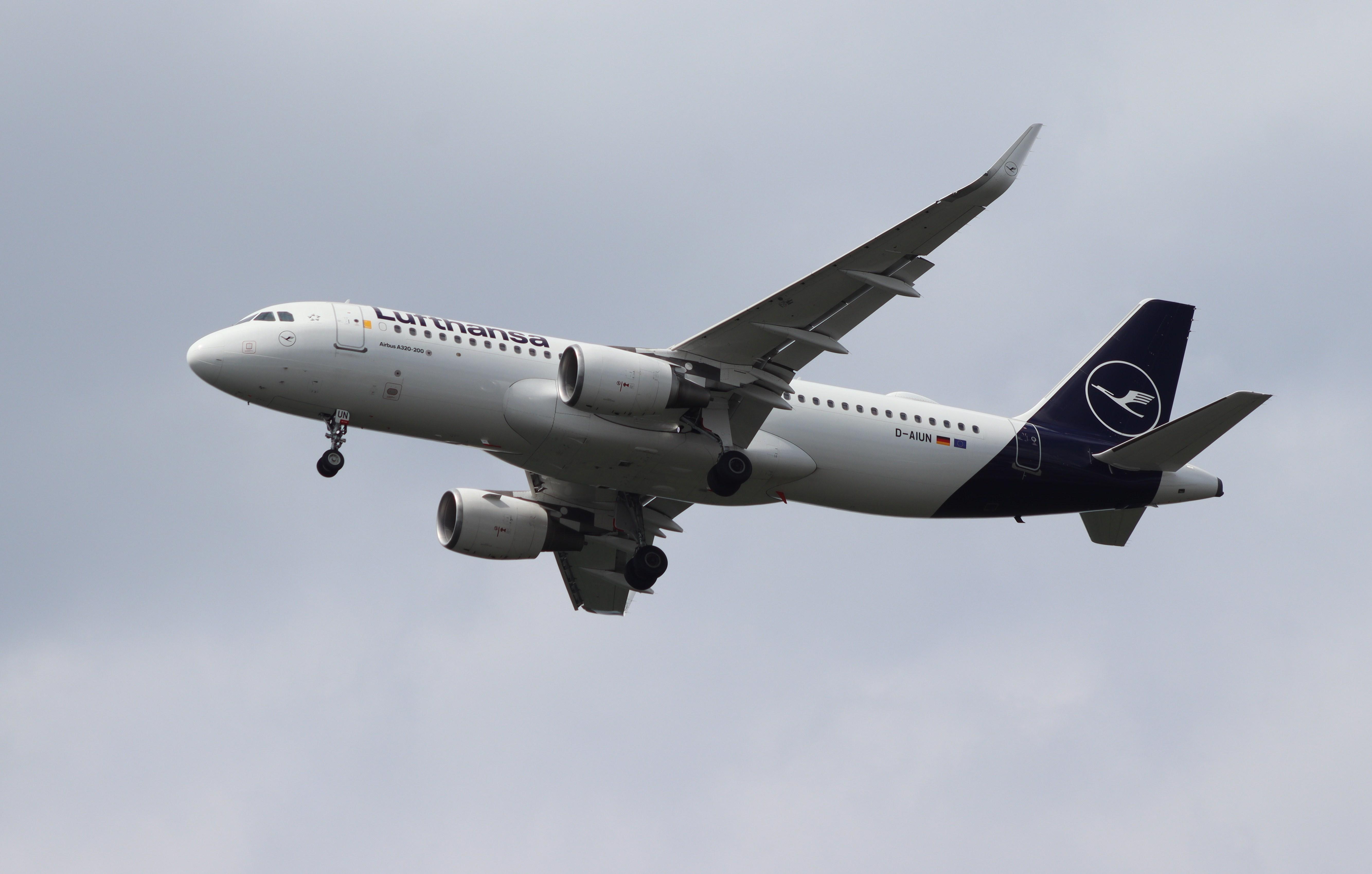 D-AIUN @ EDDF - Airbus A320-214 - by MarkPasqualino