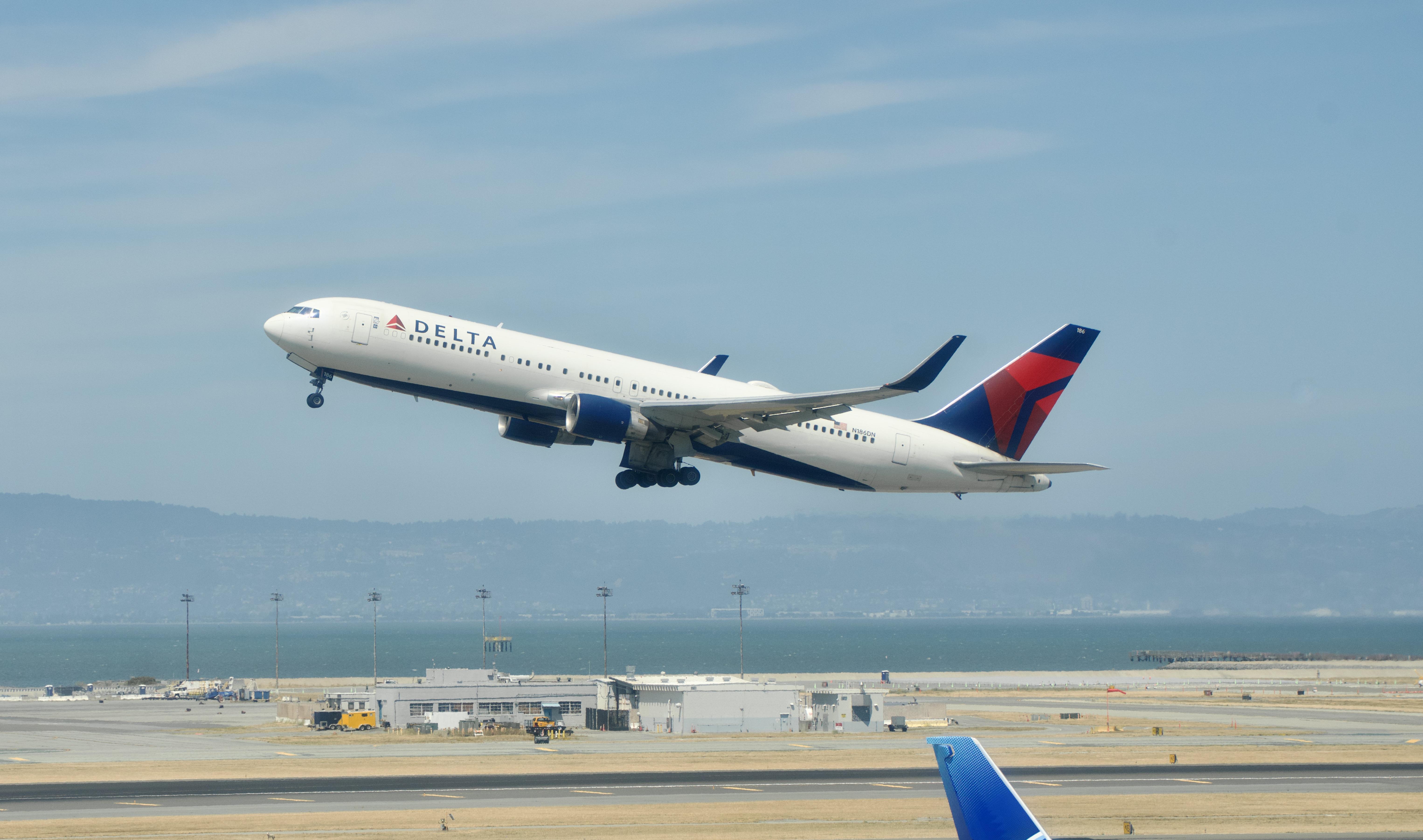 N186DN @ KSFO - Sky Terrace SFO 2026 - by ClaytonEddy