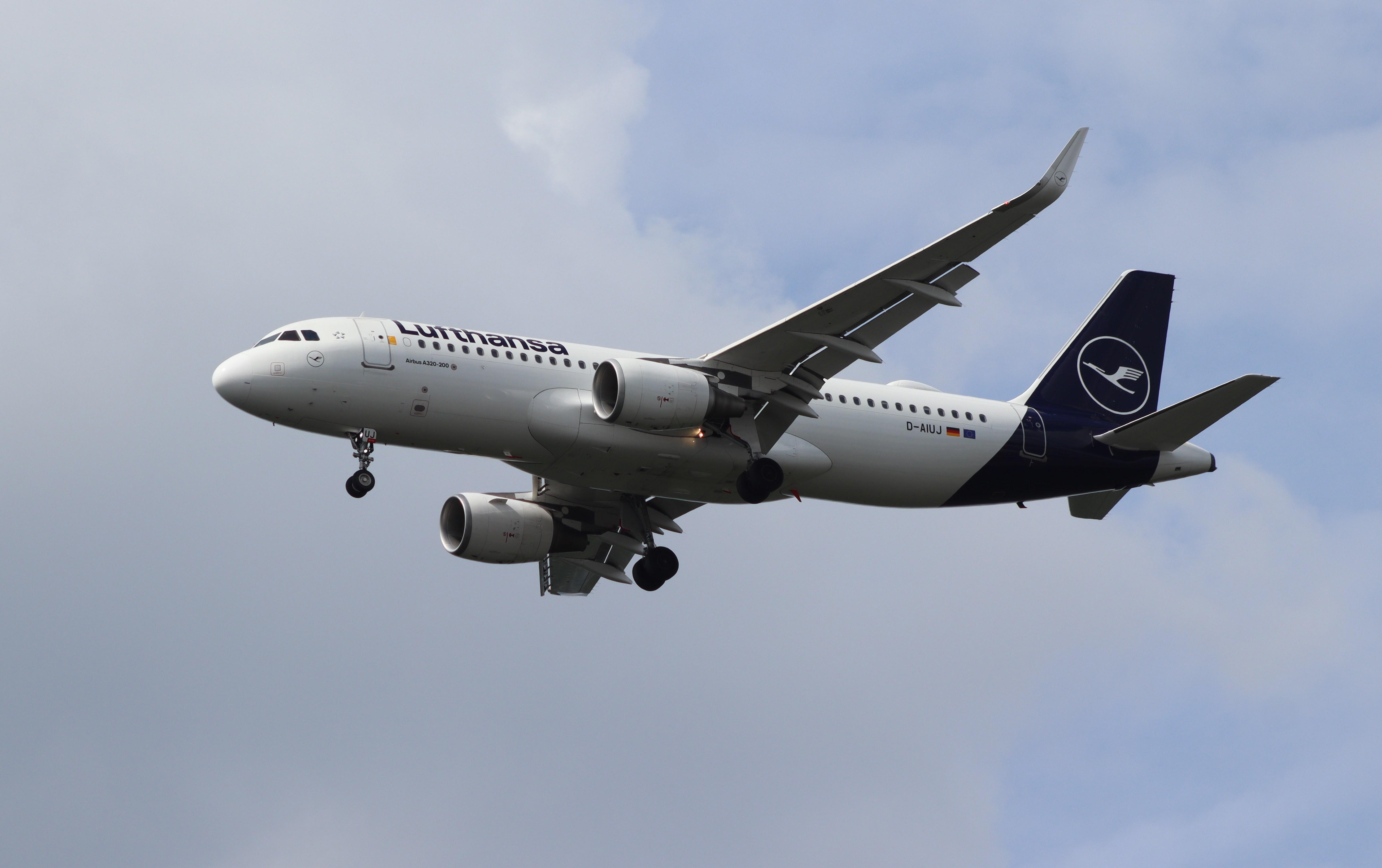 D-AIUJ photo, click to enlarge