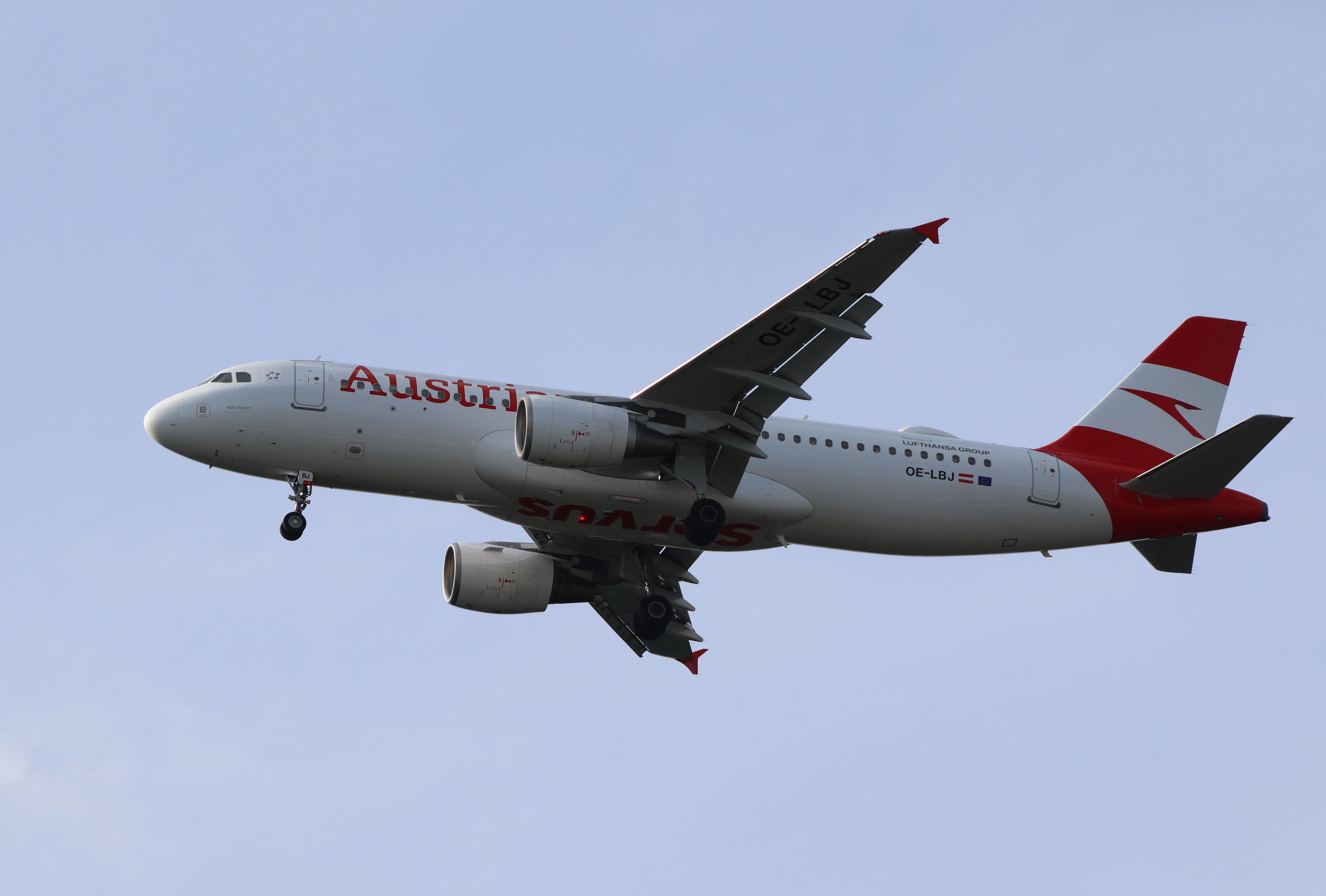 OE-LBJ @ EDDF - Airbus A320-214 - by MarkPasqualino