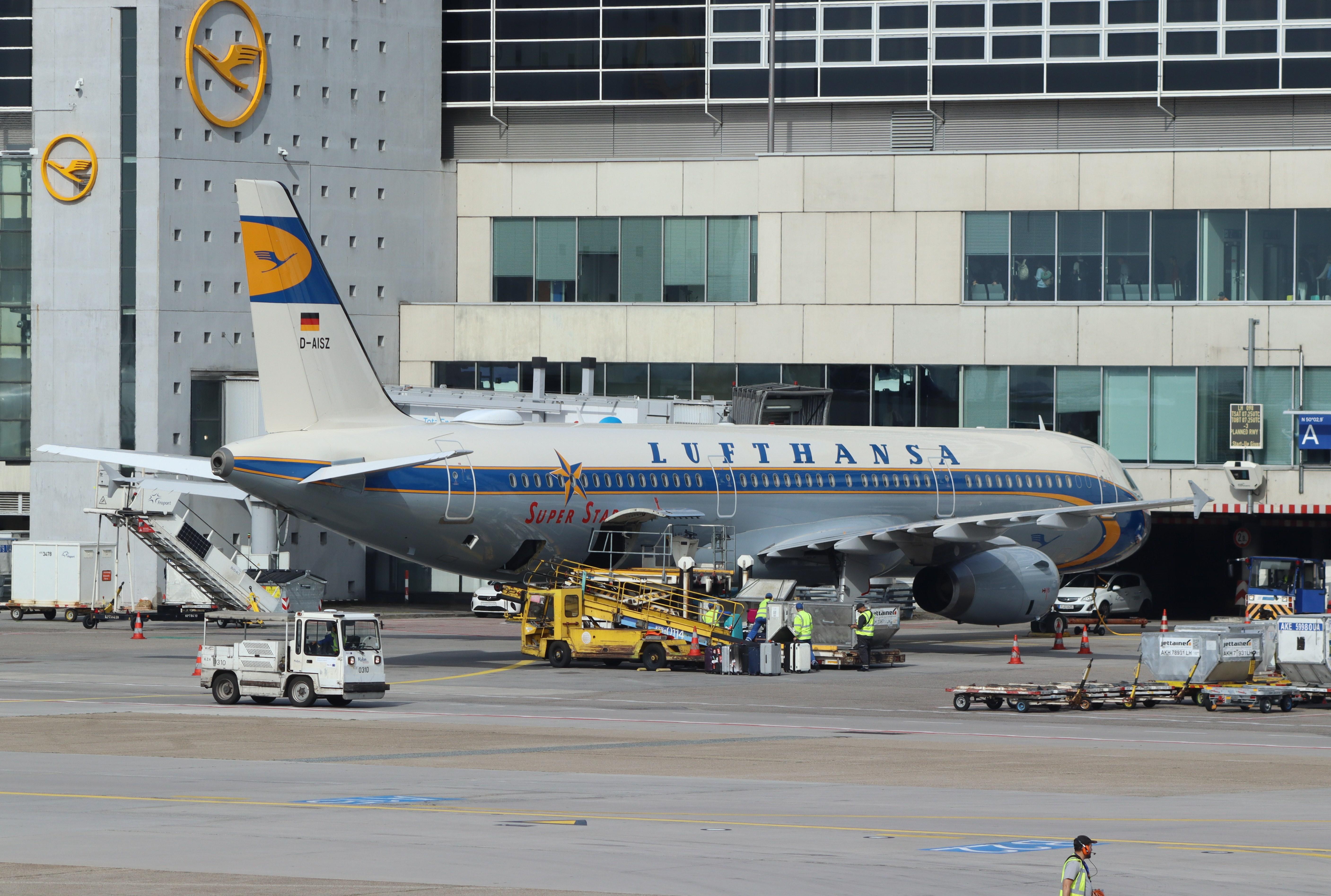 D-AISZ @ EDDF - Airbus A321-231 - by MarkPasqualino