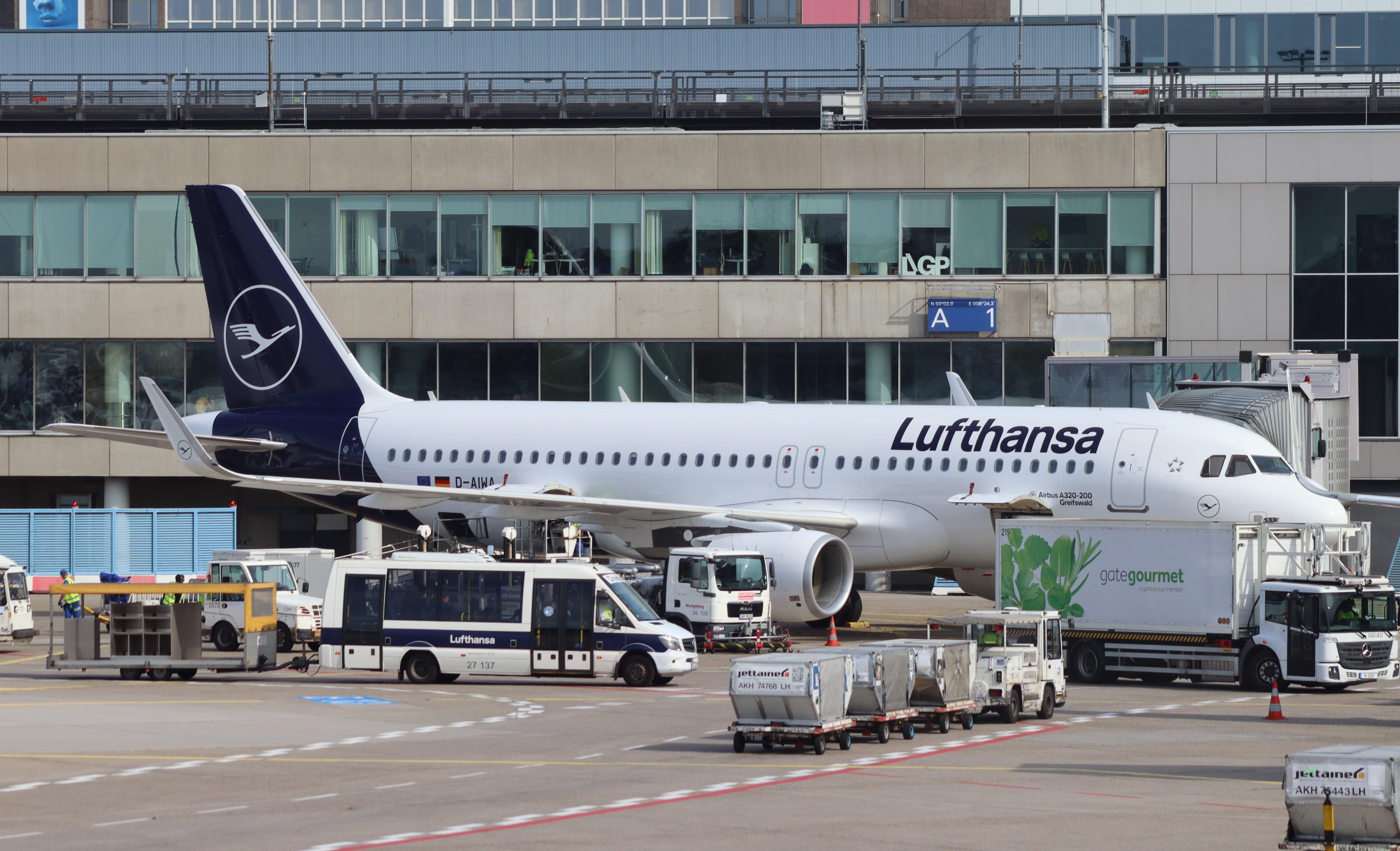 D-AIWA @ EDDF - Airbus A320-214 - by MarkPasqualino