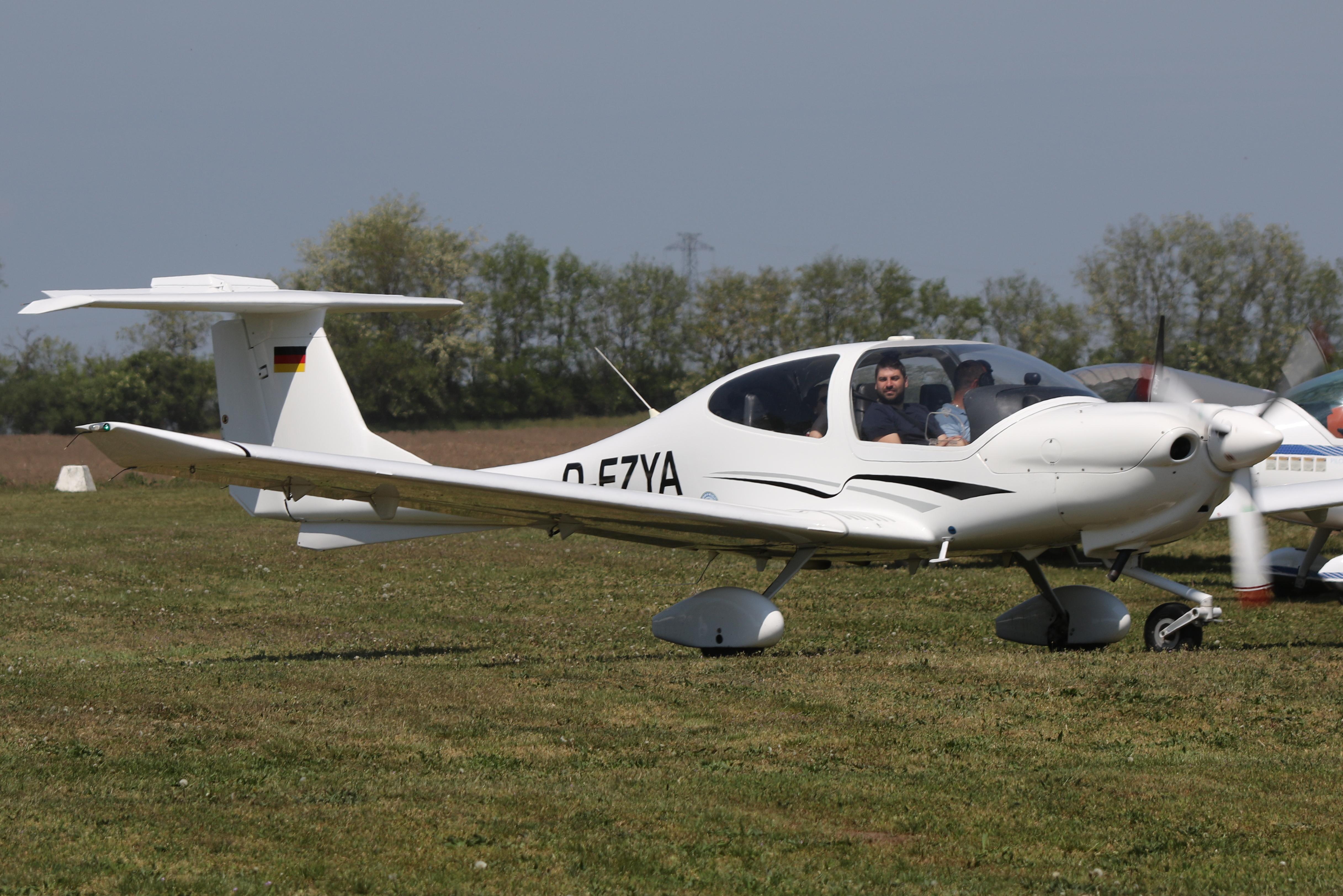 D-EZYA photo, click to enlarge