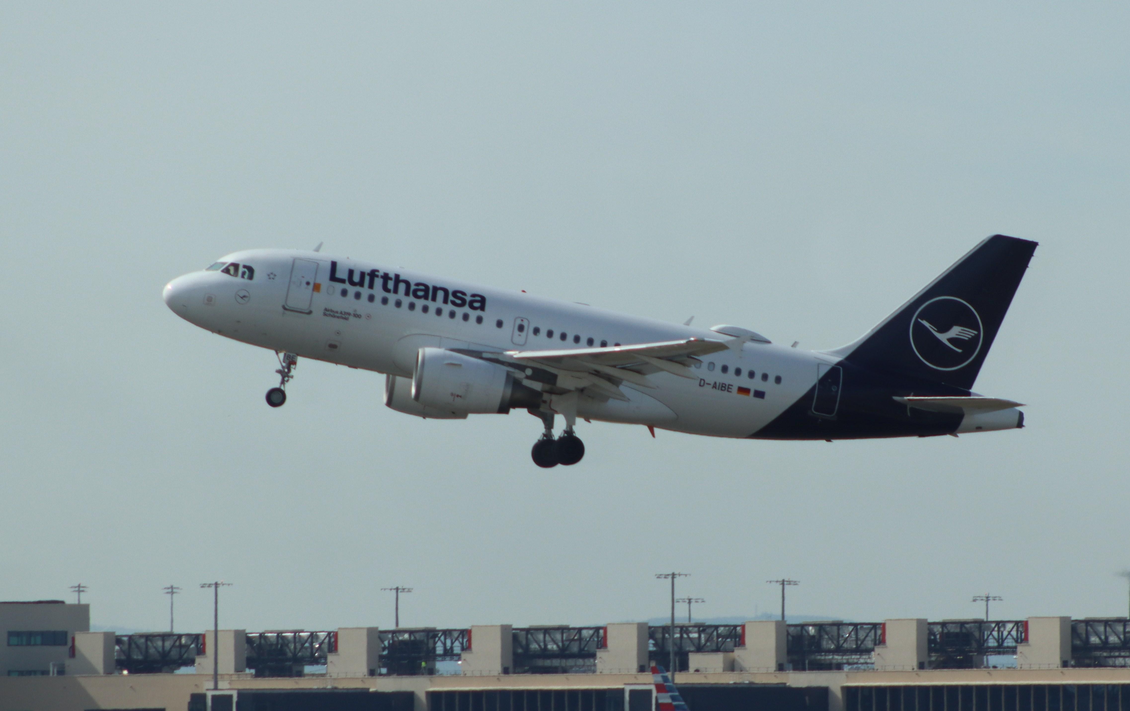 D-AIBE @ EDDF - Airbus A319-112 - by MarkPasqualino