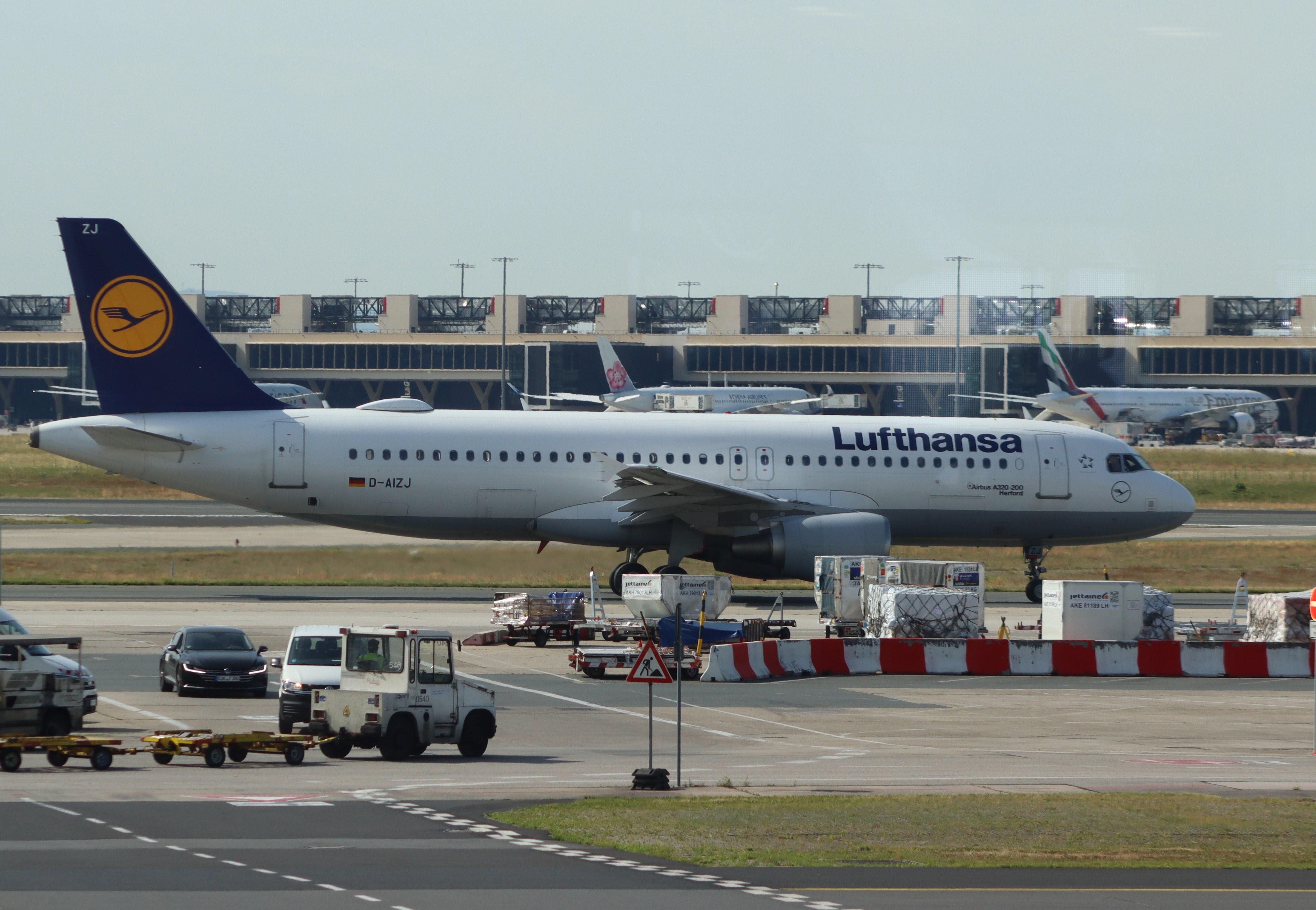 D-AIZJ @ EDDF - Airbus A320-214 - by MarkPasqualino