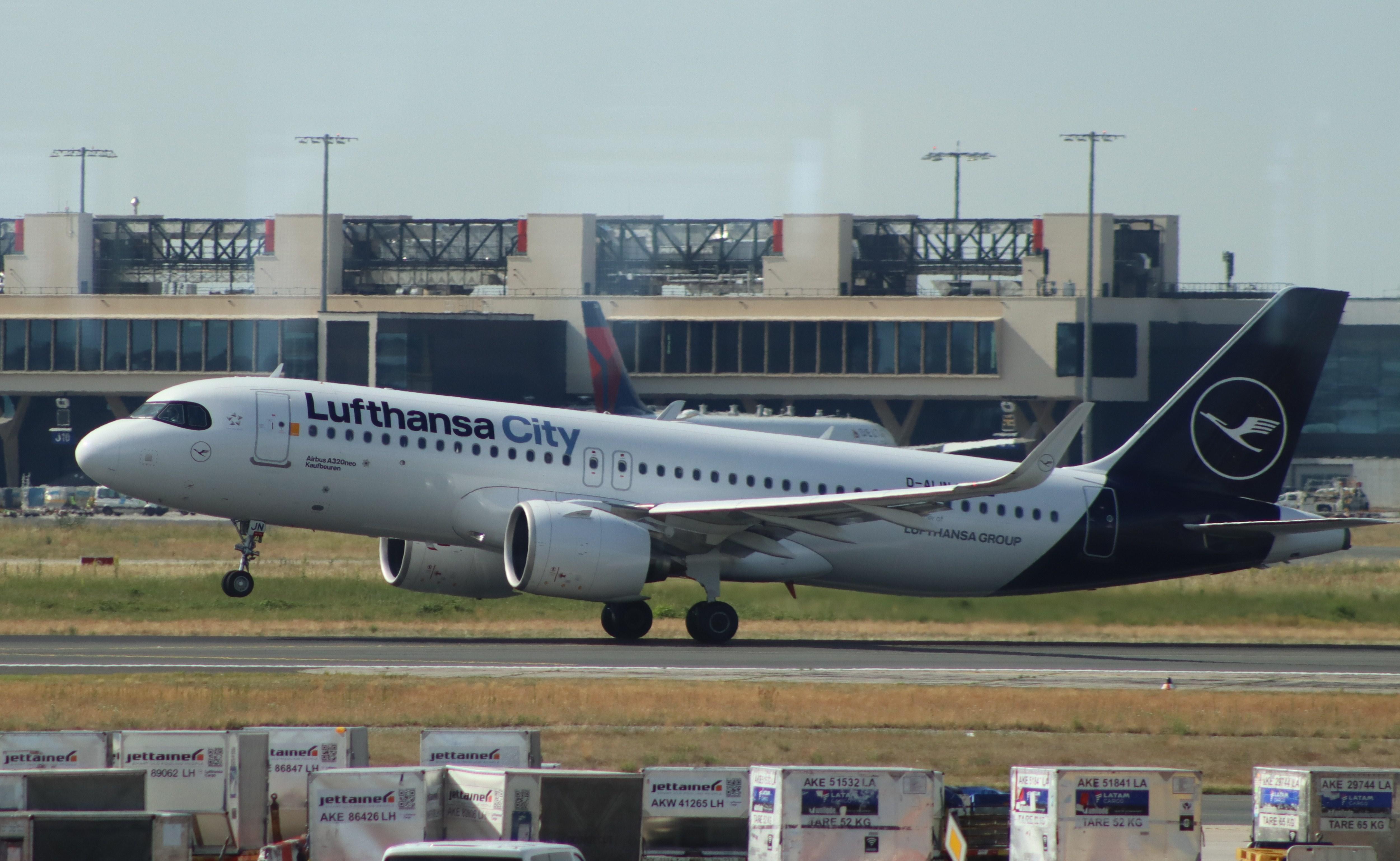 D-AIJN @ EDDF - Airbus A320-271N - by MarkPasqualino