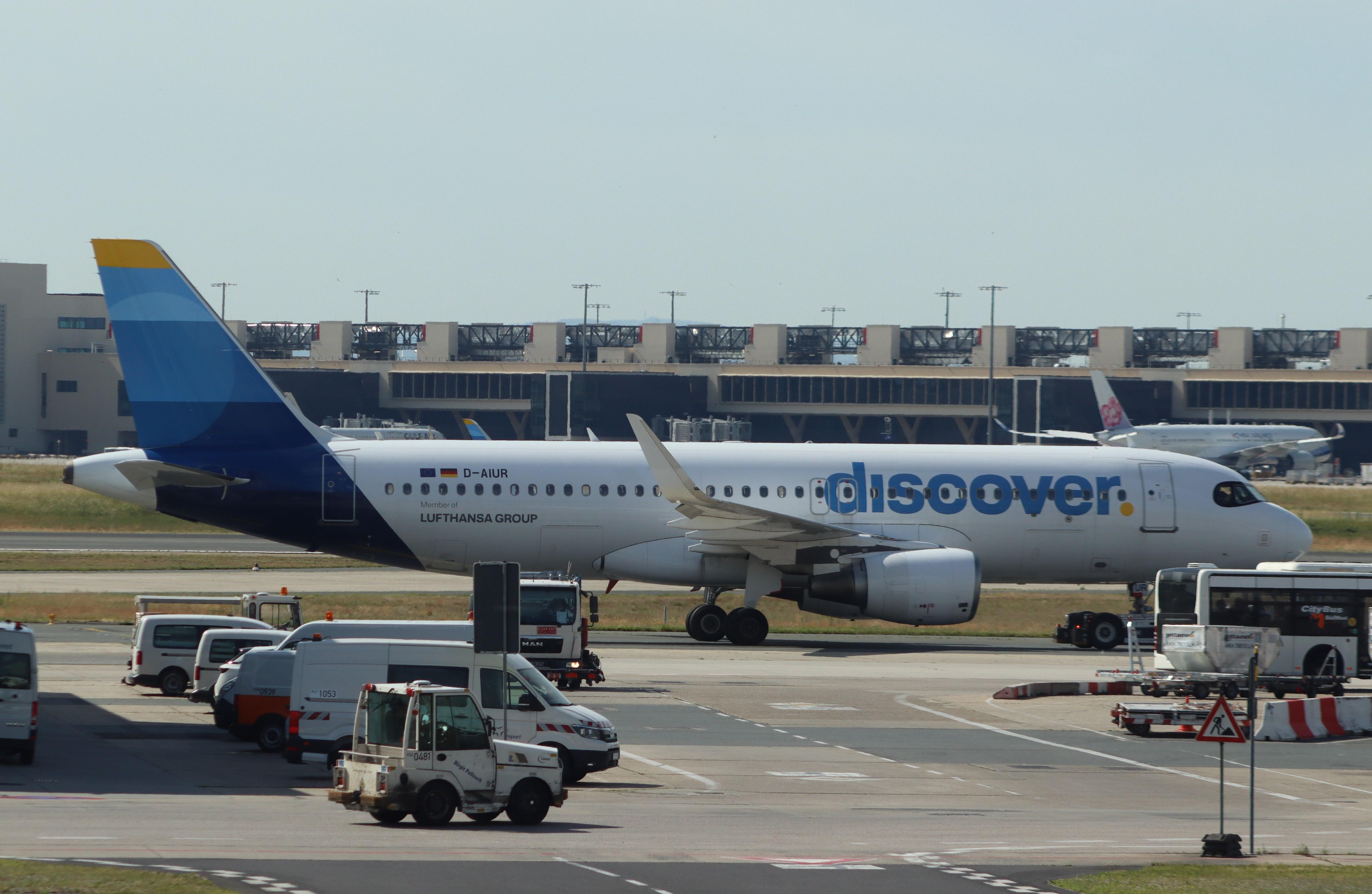 D-AIUR @ EDDF - Airbus A320-214 - by MarkPasqualino