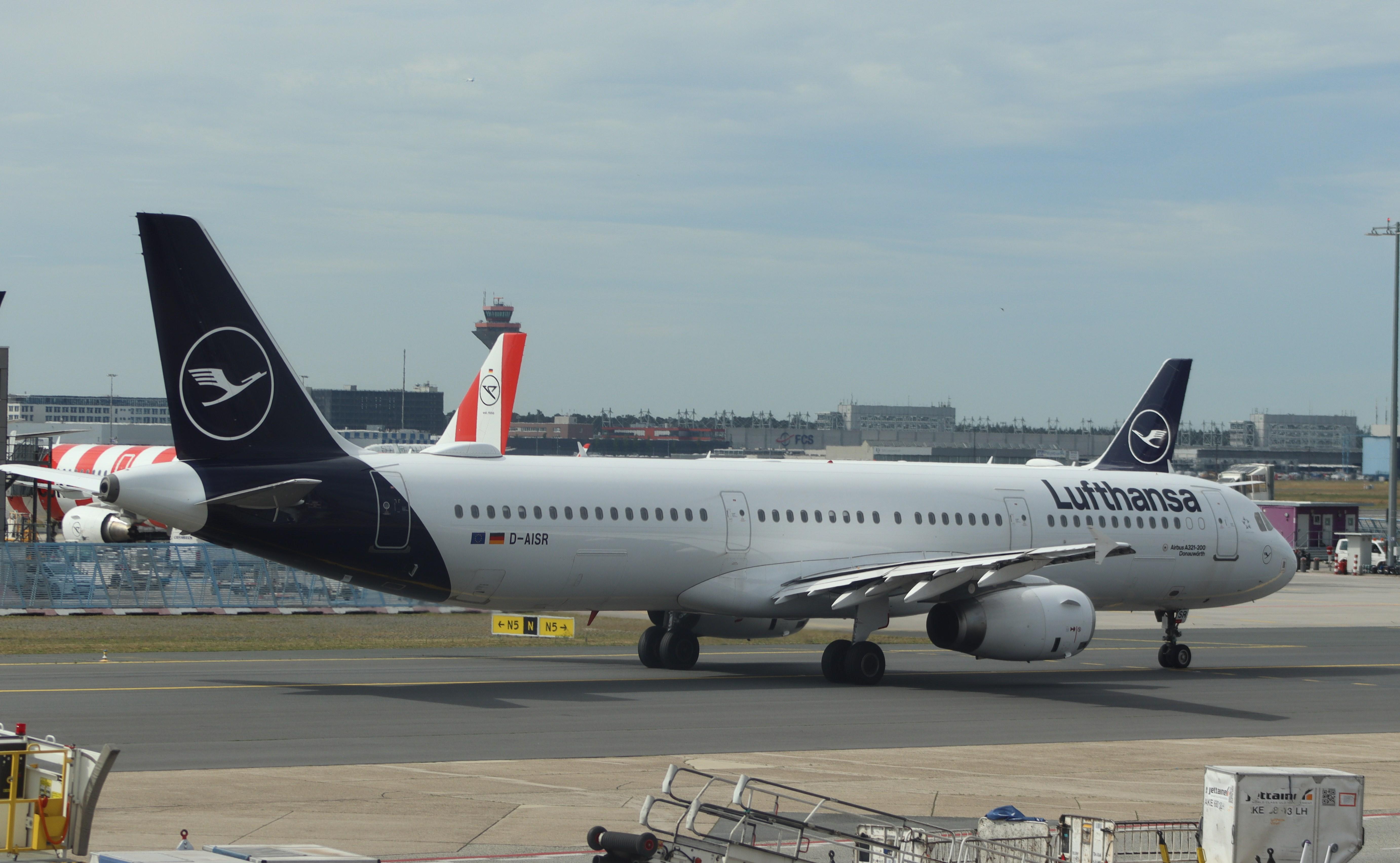 D-AISR @ EDDF - Airbus A321-231 - by MarkPasqualino