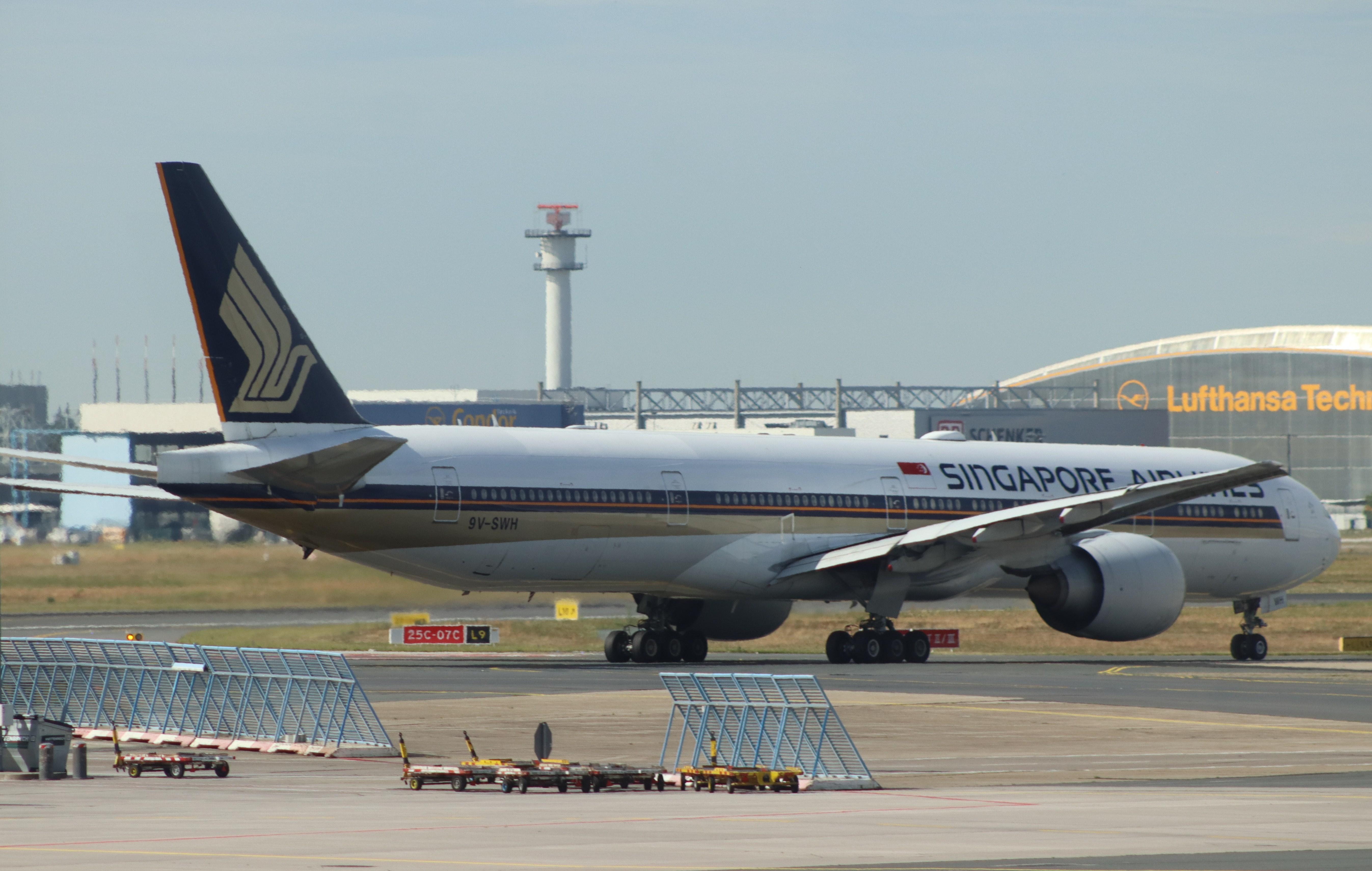 9V-SWH @ EDDF - Boeing 777-312/ER - by MarkPasqualino
