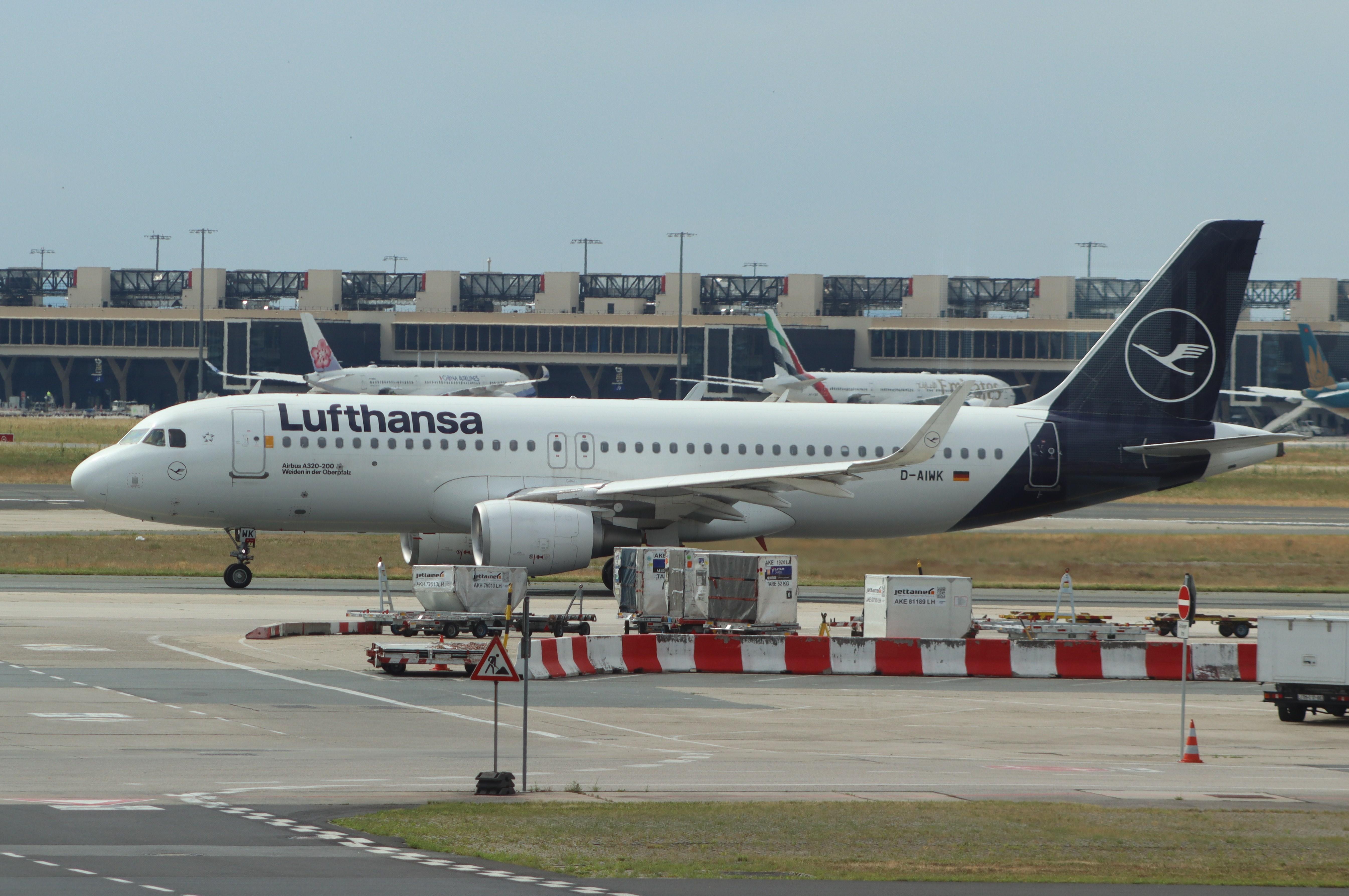 D-AIWK @ EDDF - Airbus A320-214 - by MarkPasqualino