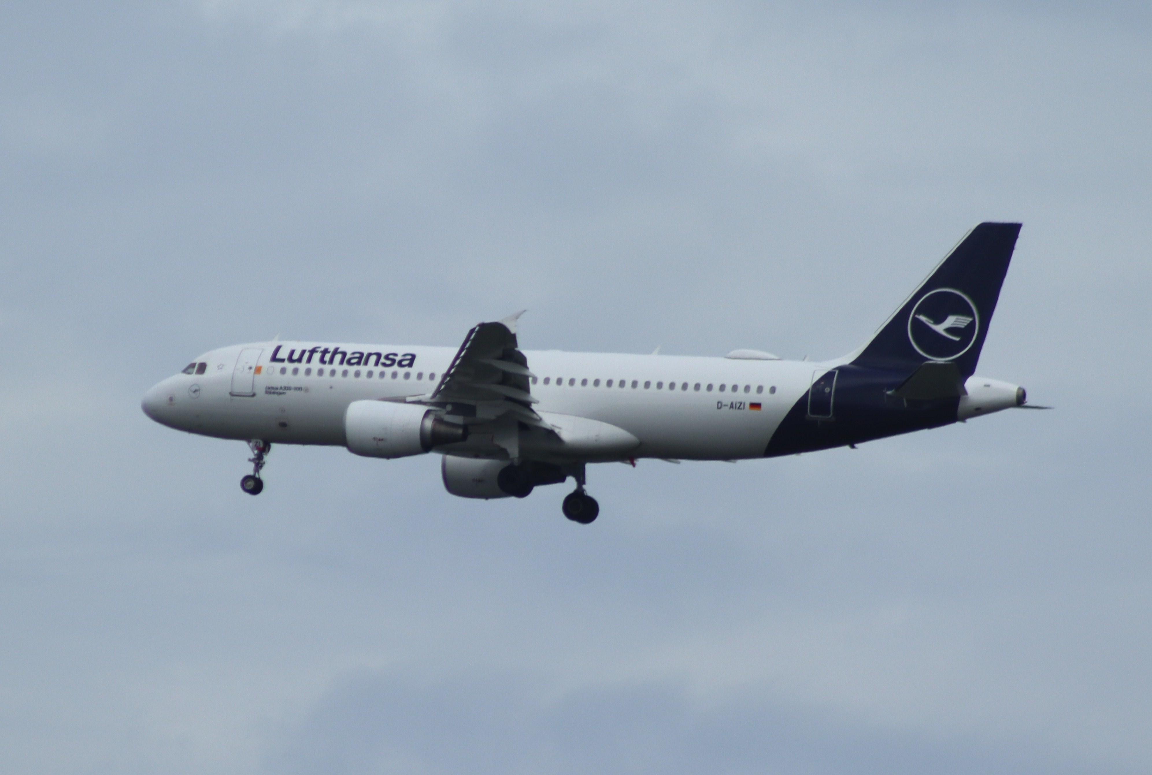 D-AIZI @ EDDF - Airbus A320-214 - by MarkPasqualino