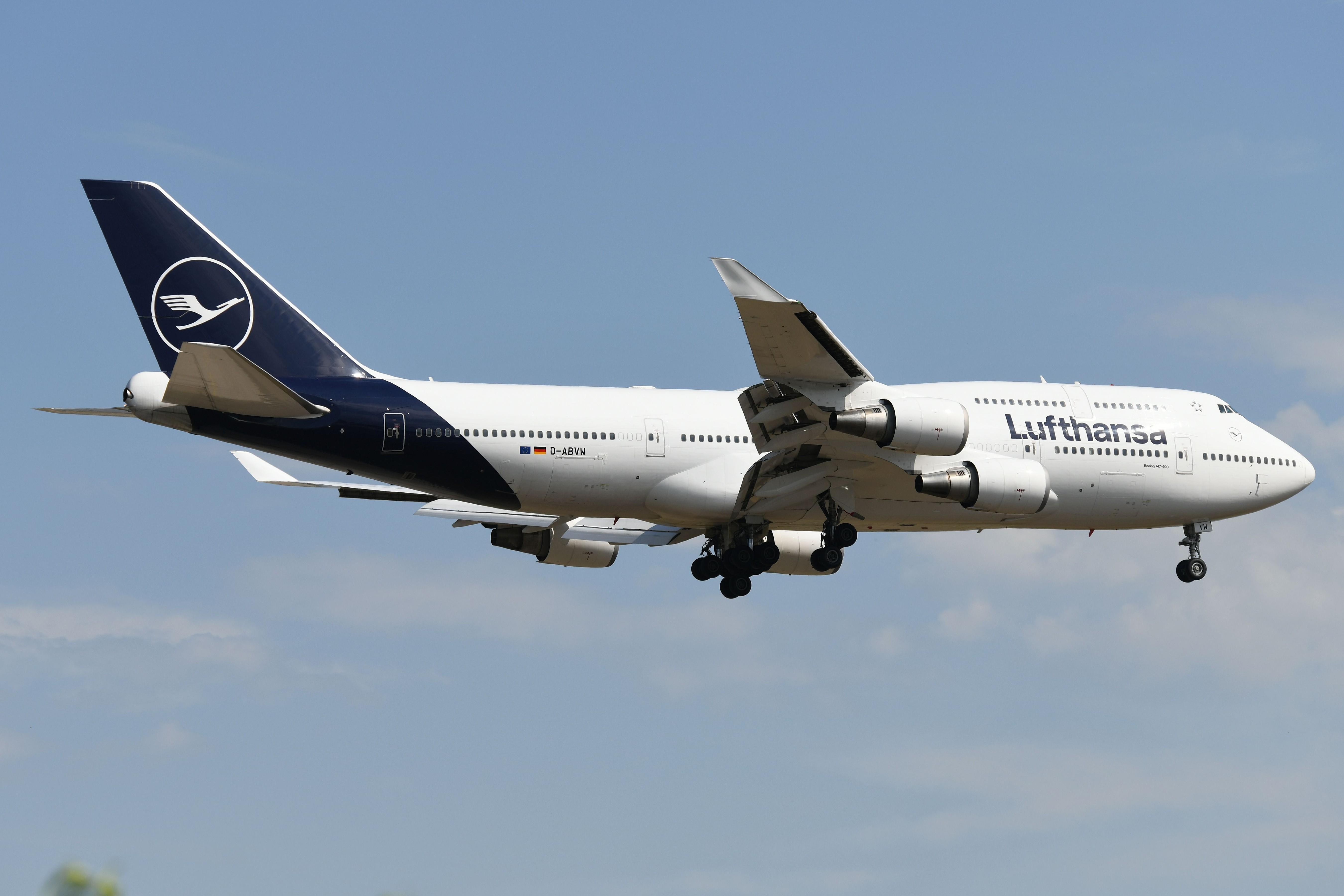 D-ABVW @ EDDF - Lufthansa B744 on short final - by FerryPNL