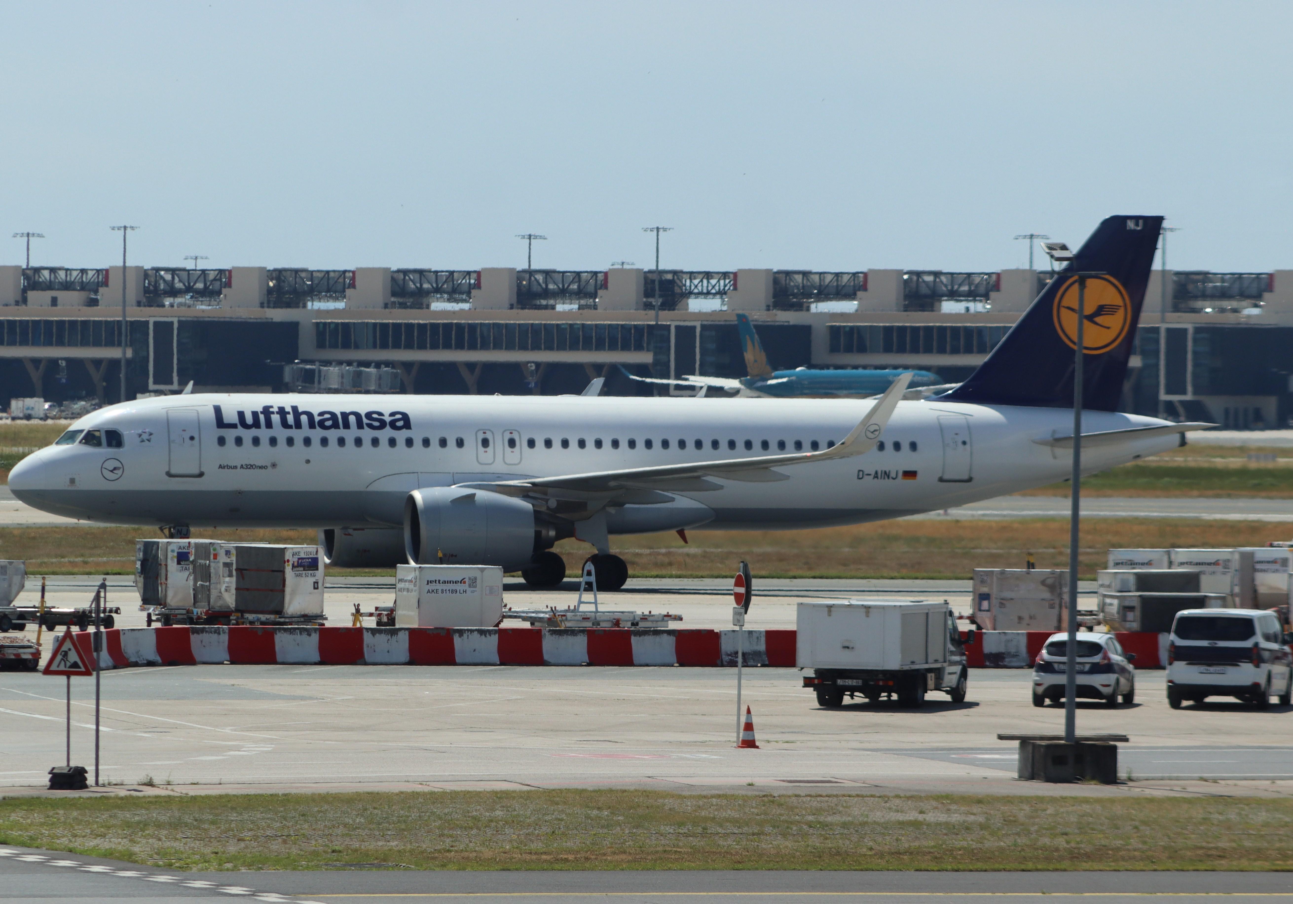 D-AINJ @ EDDF - Airbus A320-271N - by MarkPasqualino