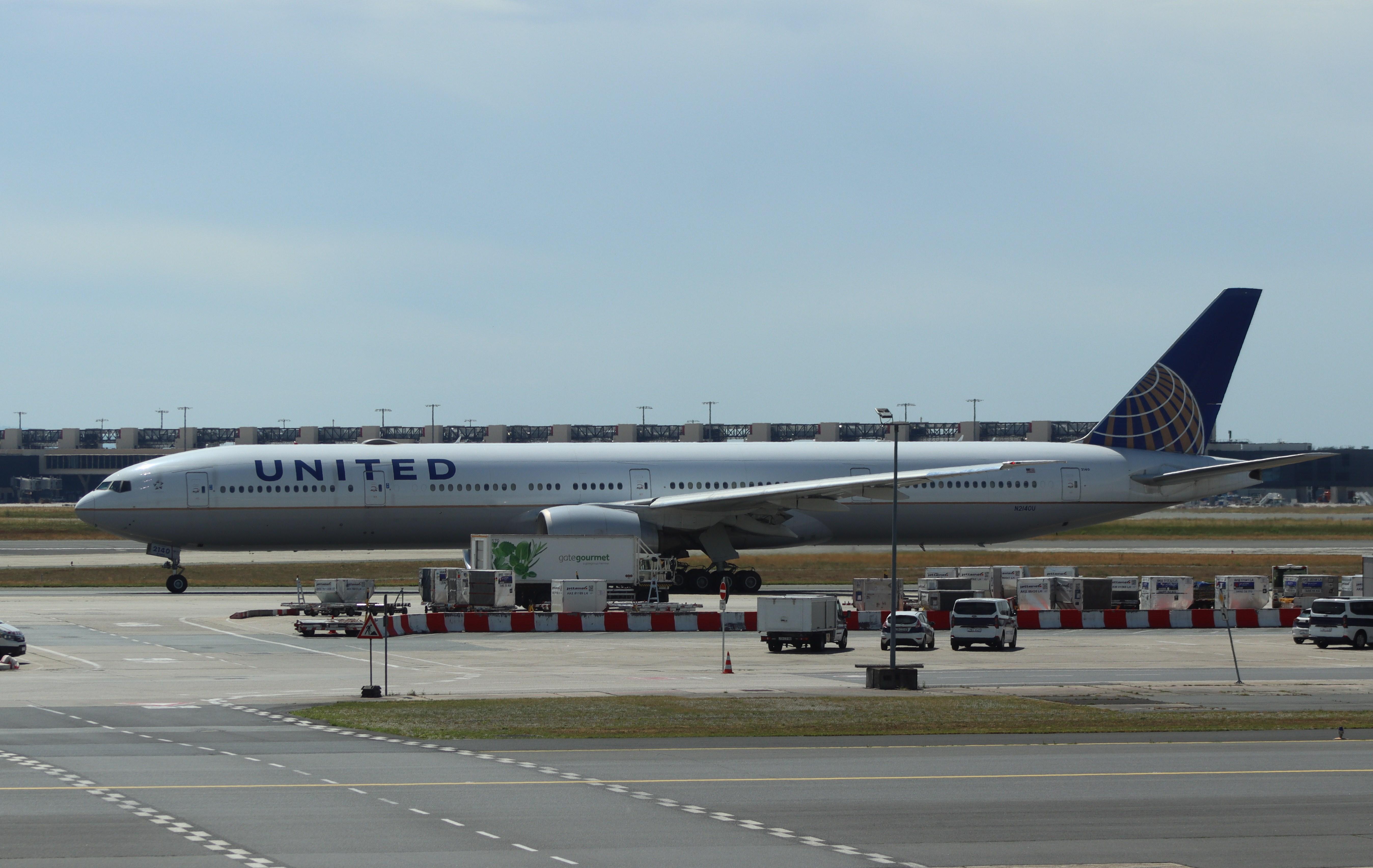 N2140U @ EDDF - Boeing 777-322/ER - by MarkPasqualino