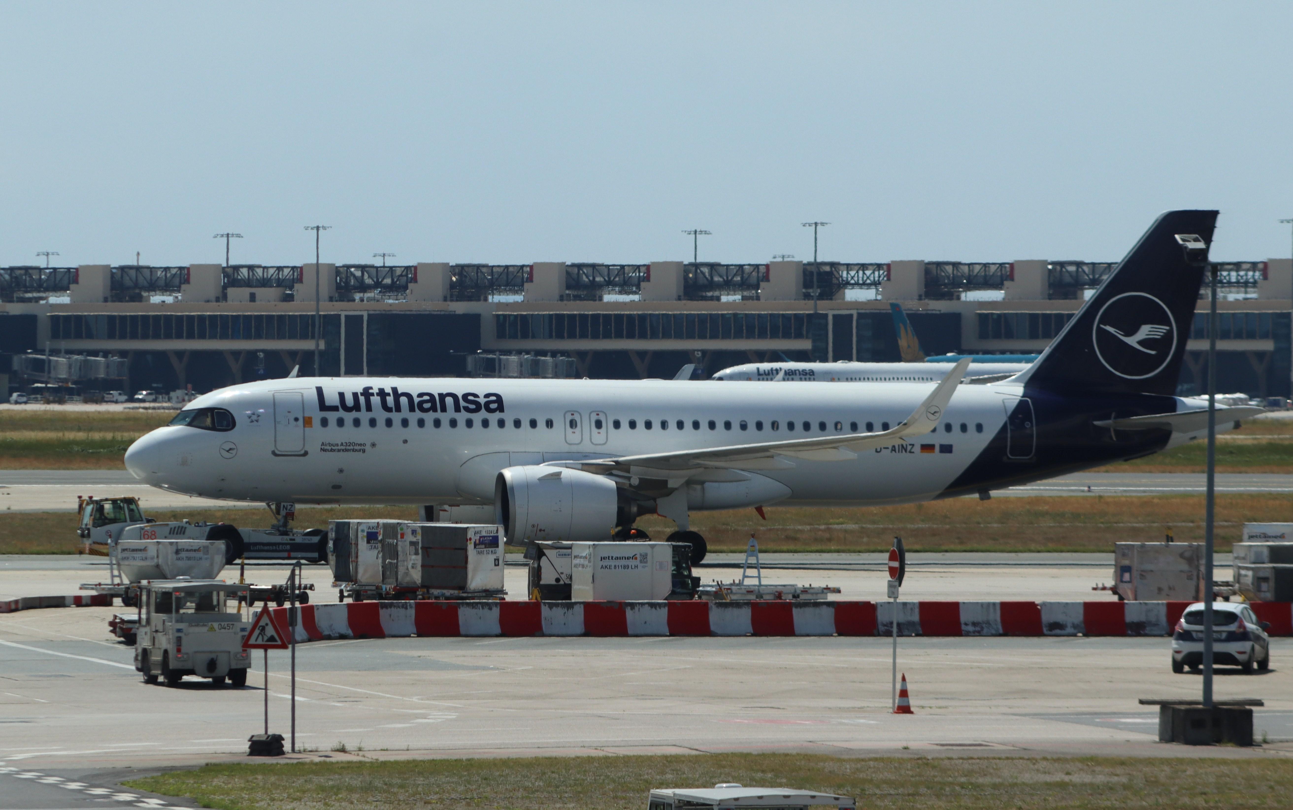 D-AINZ @ EDDF - Airbus A320-271N - by MarkPasqualino