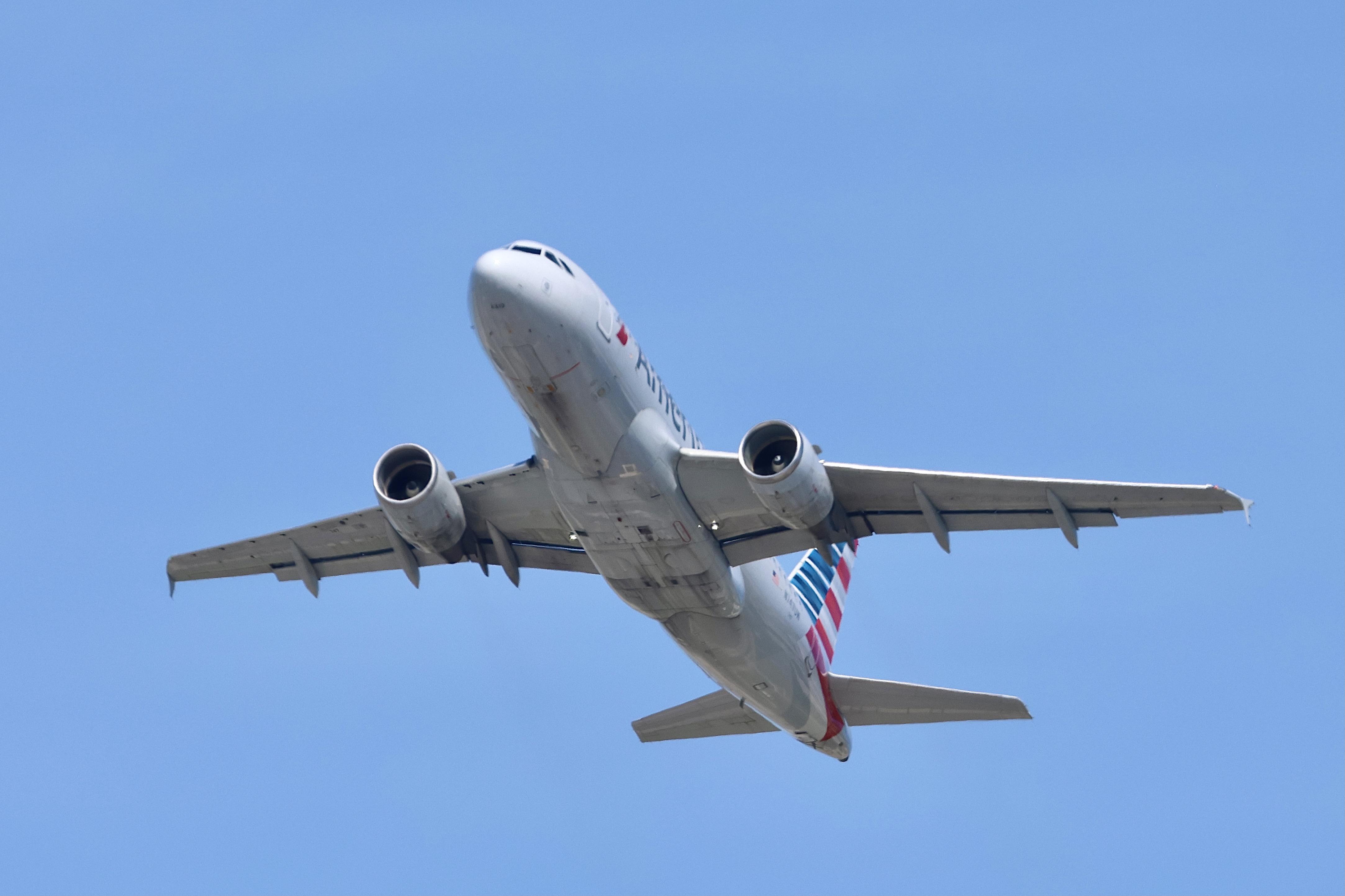 N747UW @ KORD - A319 American Airlines Airbus A319-112 N747UW departing 28R KORD - by MarkKalfas
