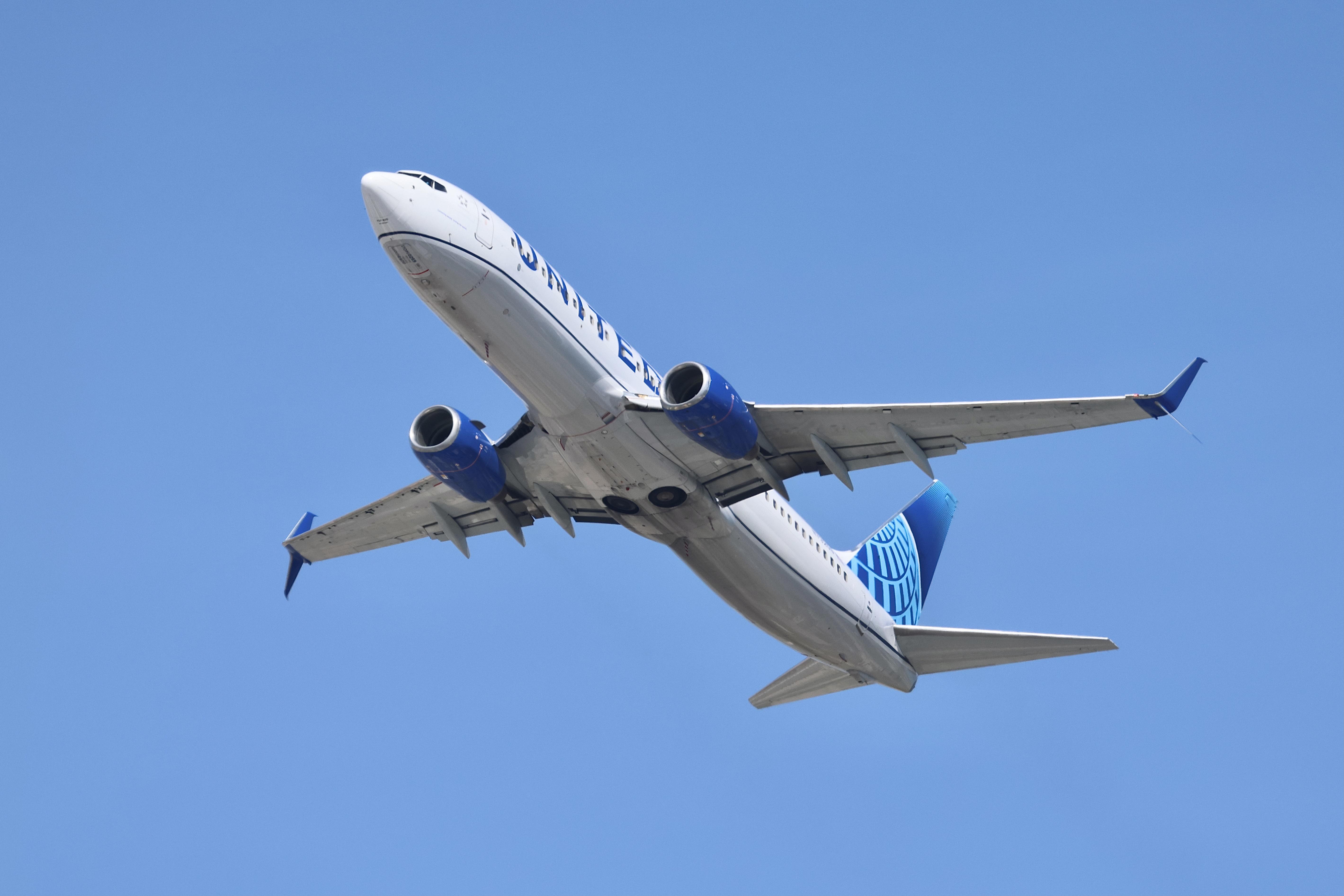 N73259 @ KORD - B738 United Boeing 737-824 N73259 departing 28R KORD - by MarkKalfas