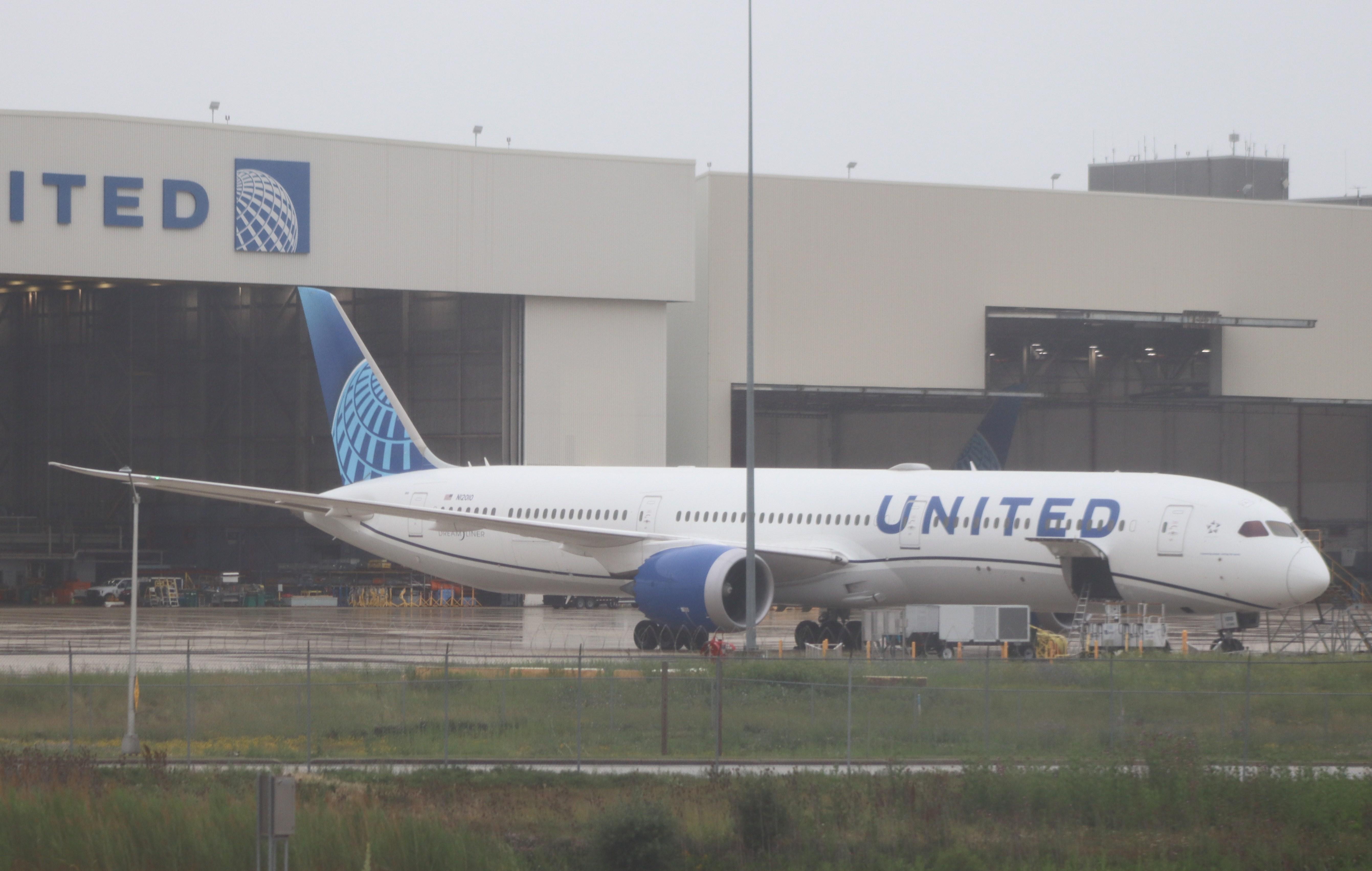 N12010 @ KORD - Boeing 787-10 Dreamliner - by MarkPasqualino